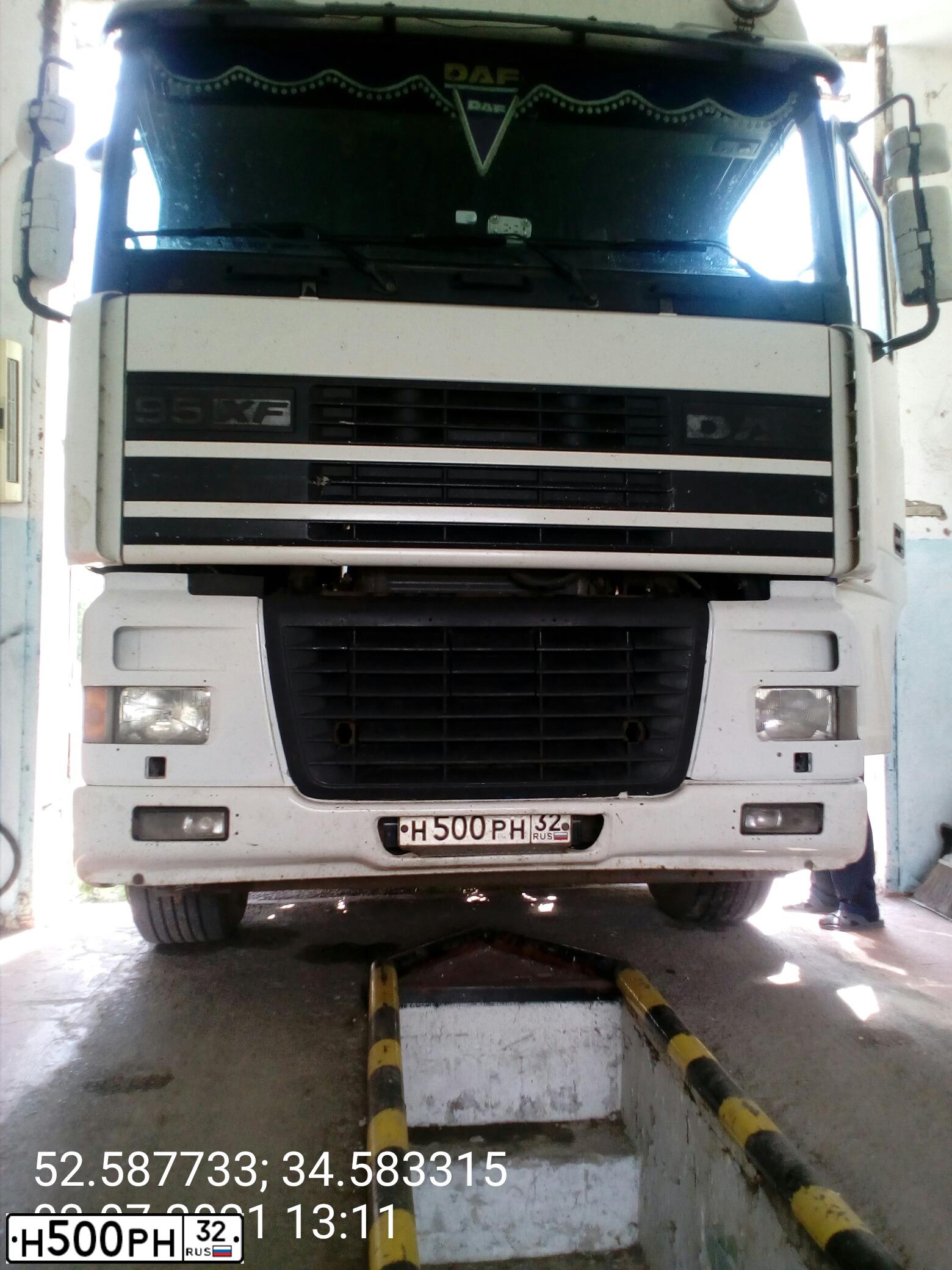 Фото автомобиля DAF XF 95 FT /4X2/, 1999 — госномер Н156СЕ33. Цвет: Белый