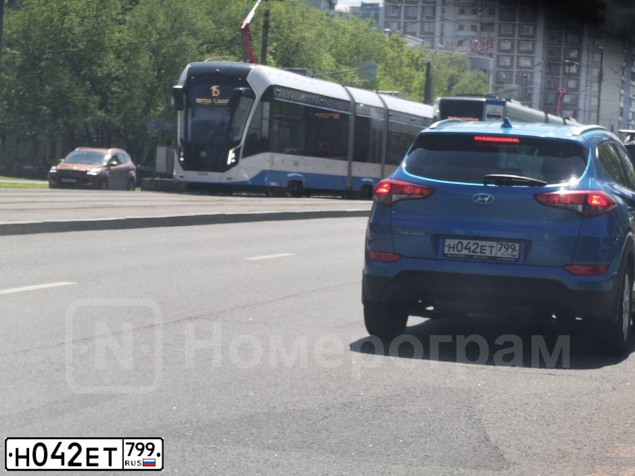 Фото автомобиля HYUNDAI TUCSON, 2018 — госномер Н042ЕТ799. Цвет: ГОЛУБОЙ