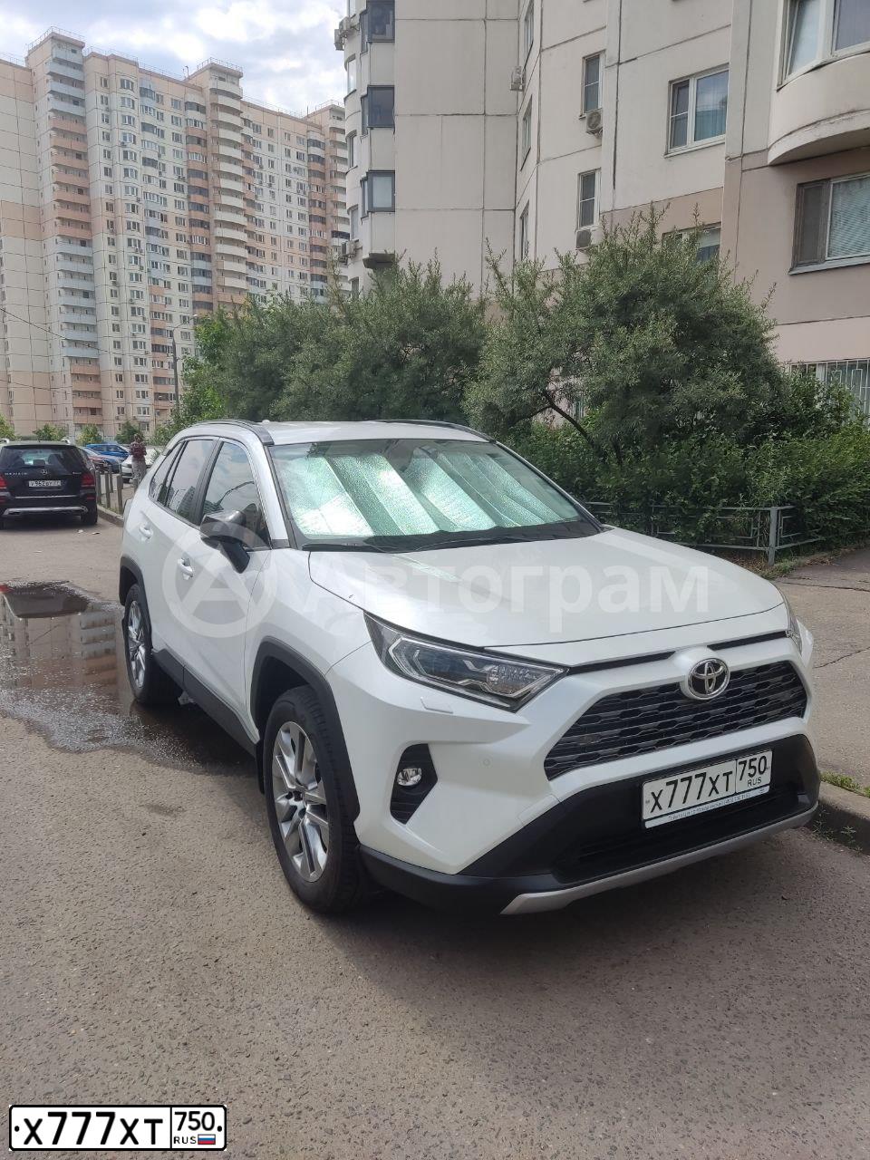 Фото автомобиля TOYOTA RAV4, 2021 — госномер Х777ХТ750. Цвет: Белый