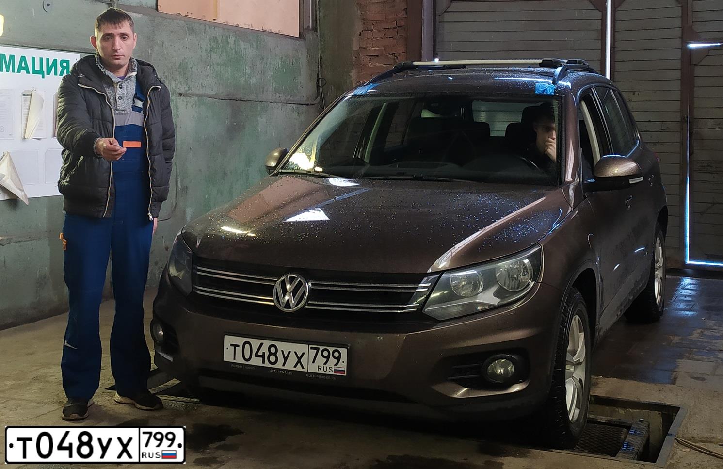 Фото автомобиля VOLKSWAGEN TIGUAN, 2014 — госномер Е352ОЕ51. Цвет: Коричневый