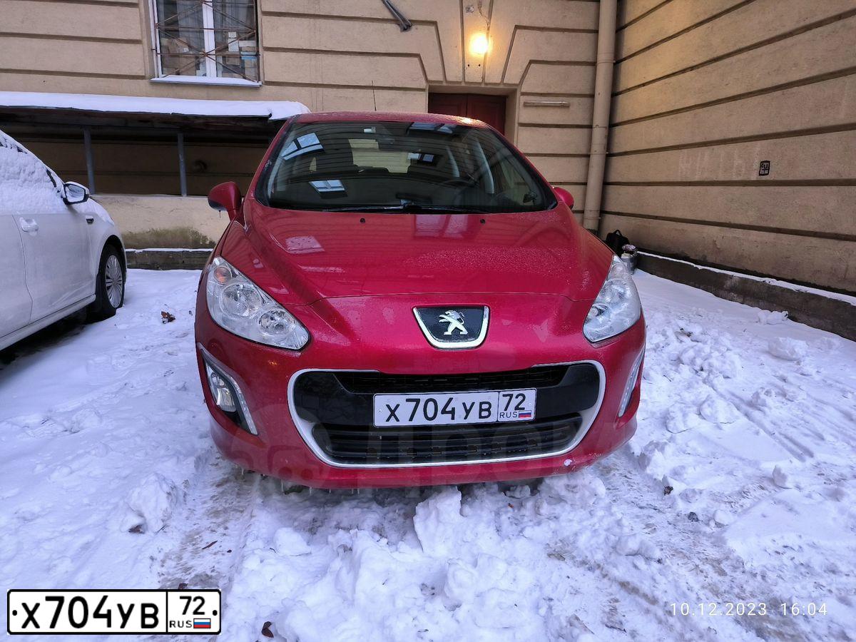 Фото автомобиля PEUGEOT 308, 2011 — госномер К352ХЕ124. Цвет: Красный