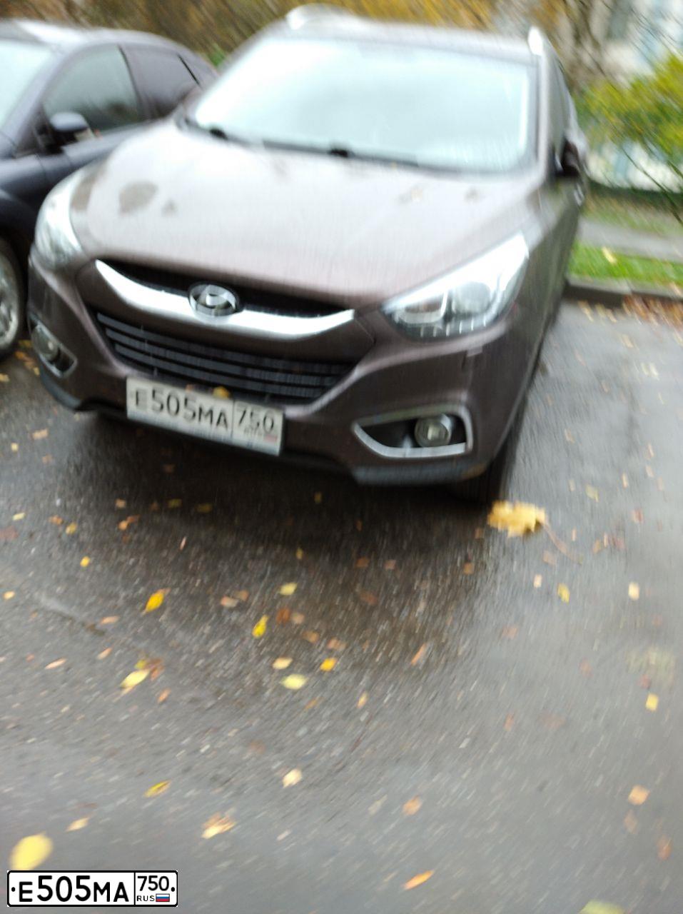 Фото автомобиля HYUNDAI IX35, 2014 — госномер Е505МА750. Цвет: КОРИЧНЕВЫЙ