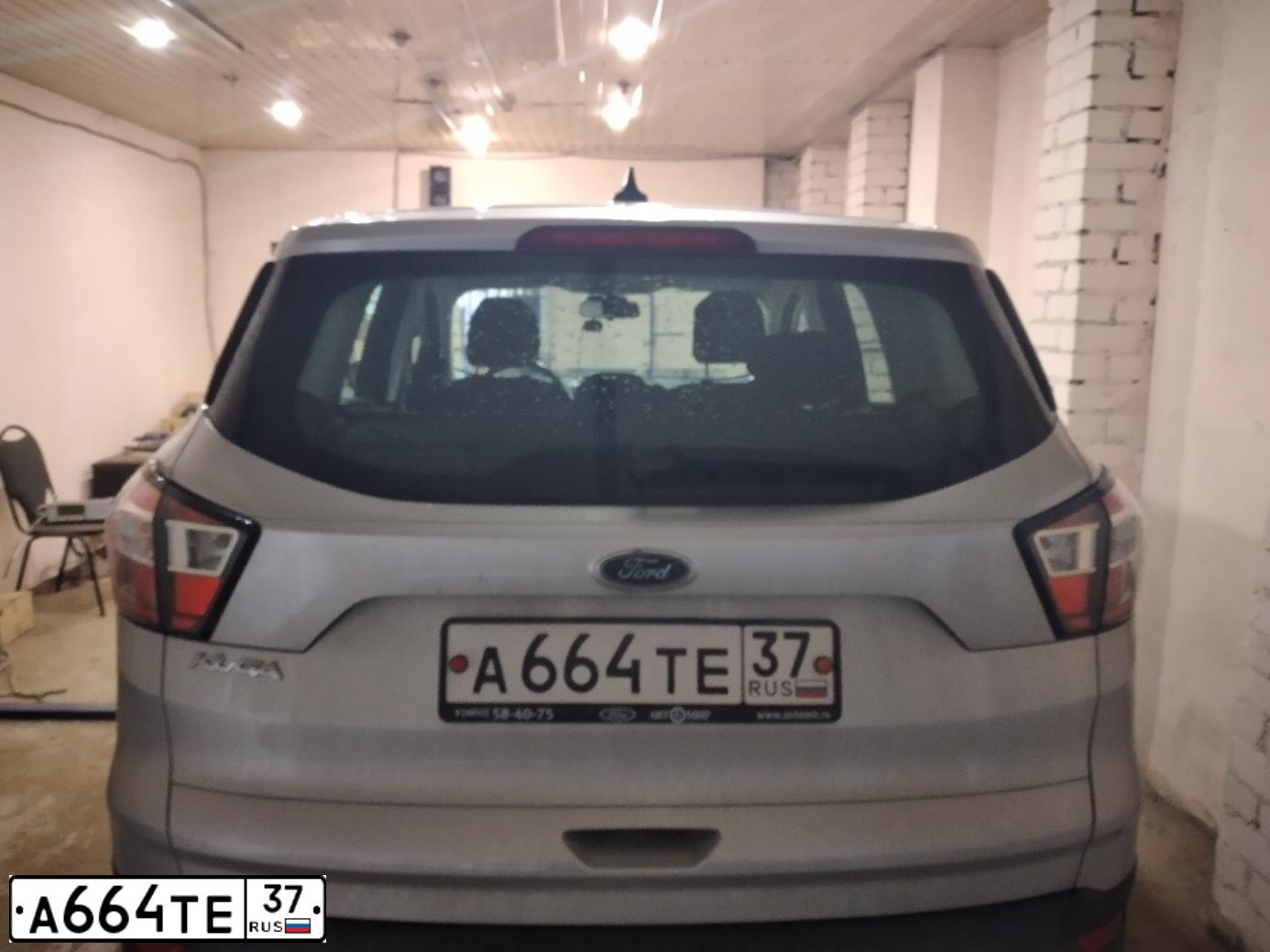 Фото автомобиля FORD KUGA, 2017 — госномер А664ТЕ37. Цвет: СЕРЕБРИСТЫЙ
