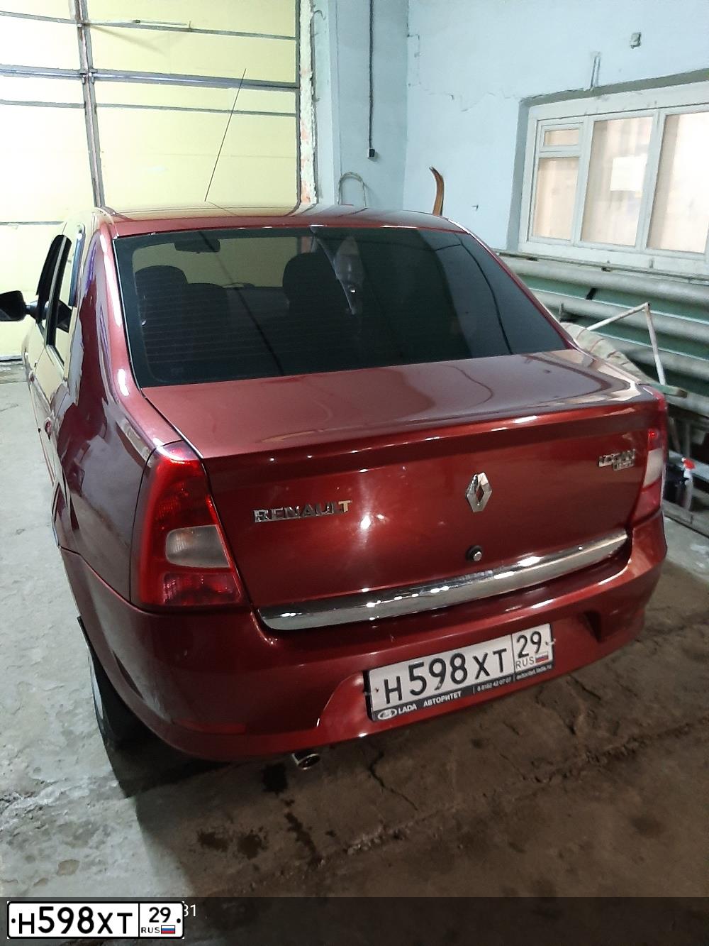 Фото автомобиля RENAULT T LOGAN, 2010 — госномер Н598ХТ29. Цвет: Красный