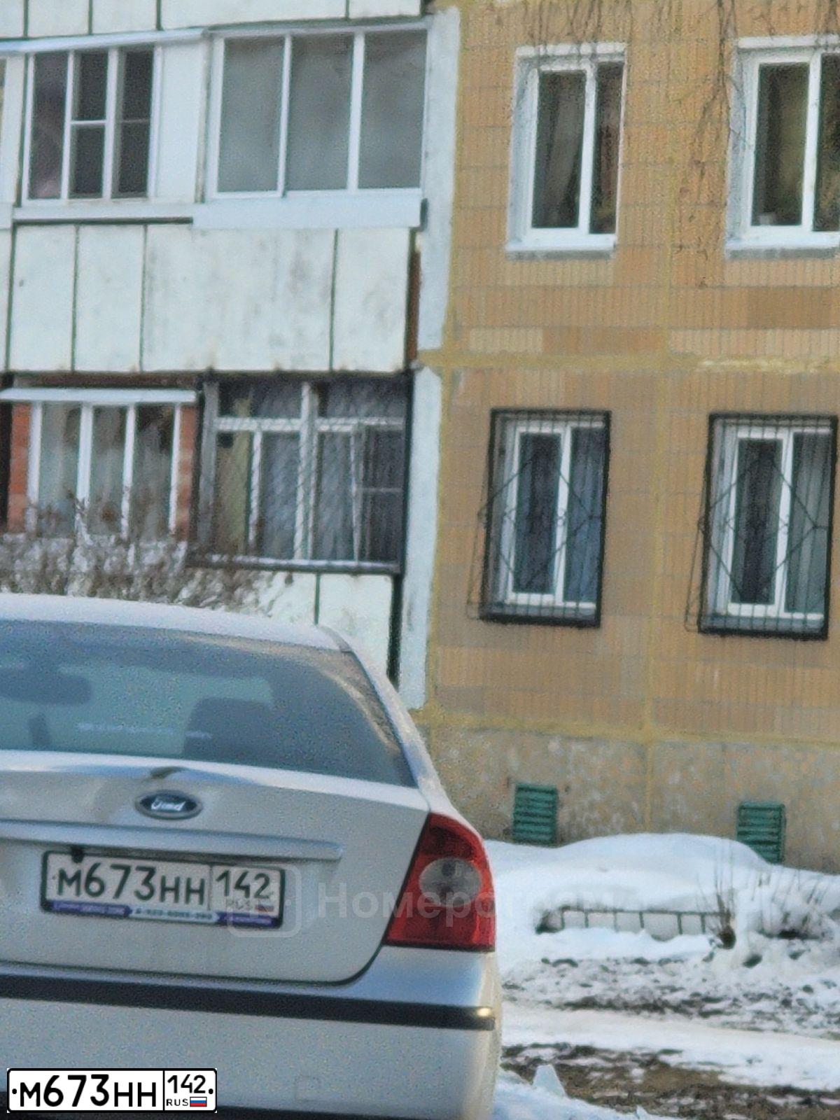 Фото автомобиля FORD FOCUS, 2007 — госномер М673НН142. Цвет: СЕРЕБРИСТЫЙ