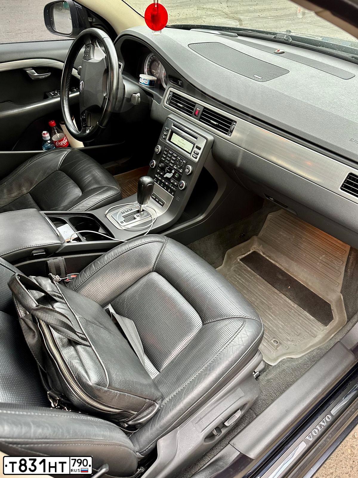 Фото автомобиля VOLVO S80, 2008 — госномер Т831НТ790. Цвет: Темно-синий