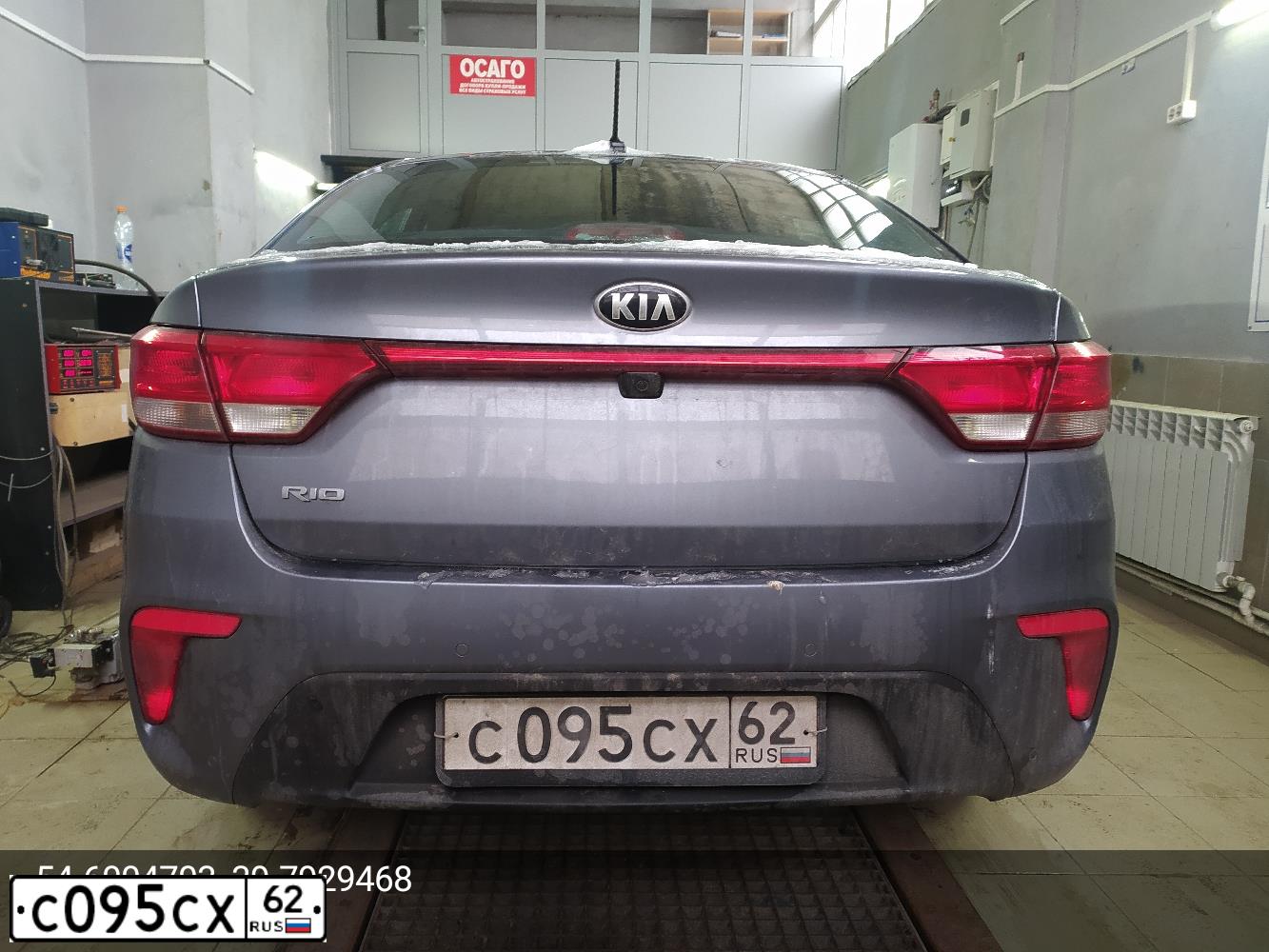 Фото автомобиля KIA RIO, 2018 — госномер С095СХ62. Цвет: СЕРЫЙ