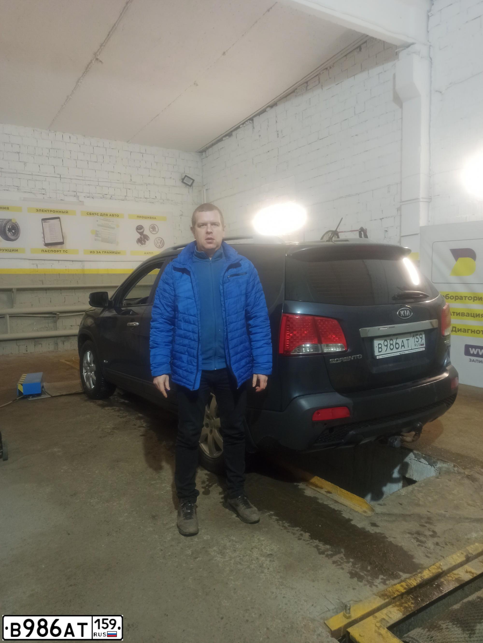 Фото автомобиля KIA SORENTO, 2012 — госномер Р672НТ18. Цвет: СИНИЙ