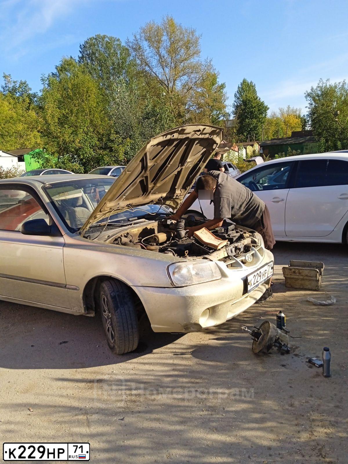 Фото автомобиля HYUNDAI ACCENT, 2001 — госномер К229НР71. Цвет: БЕЖЕВЫЙ