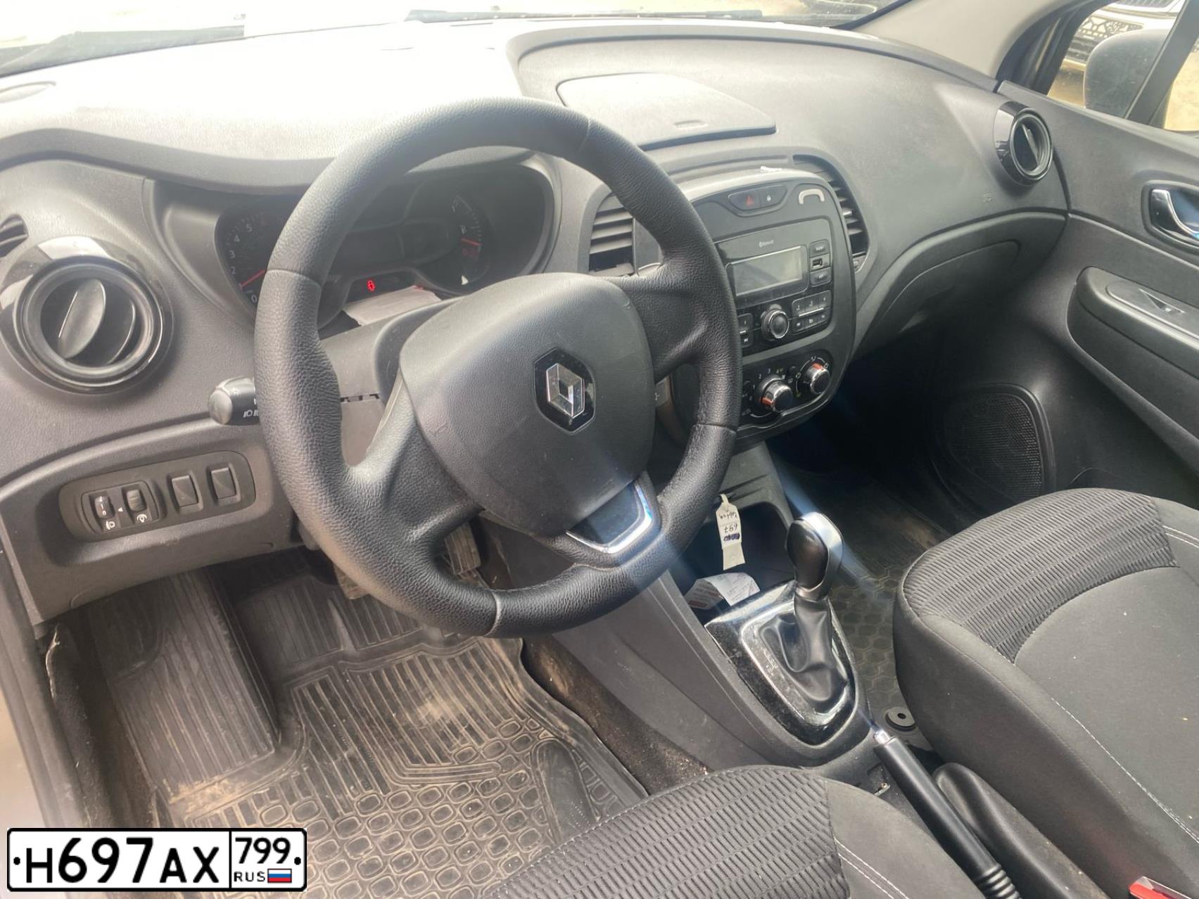 Фото автомобиля RENAULT KAPTUR, 2017 — госномер Т427АВ250. Цвет: ТЕМНО-СЕРЫЙ