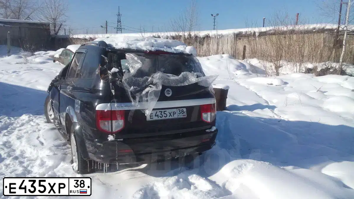 Фото автомобиля SSANGYONG KYRON, 2006 — госномер В251ЕН138. Цвет: ЧЕРНЫЙ