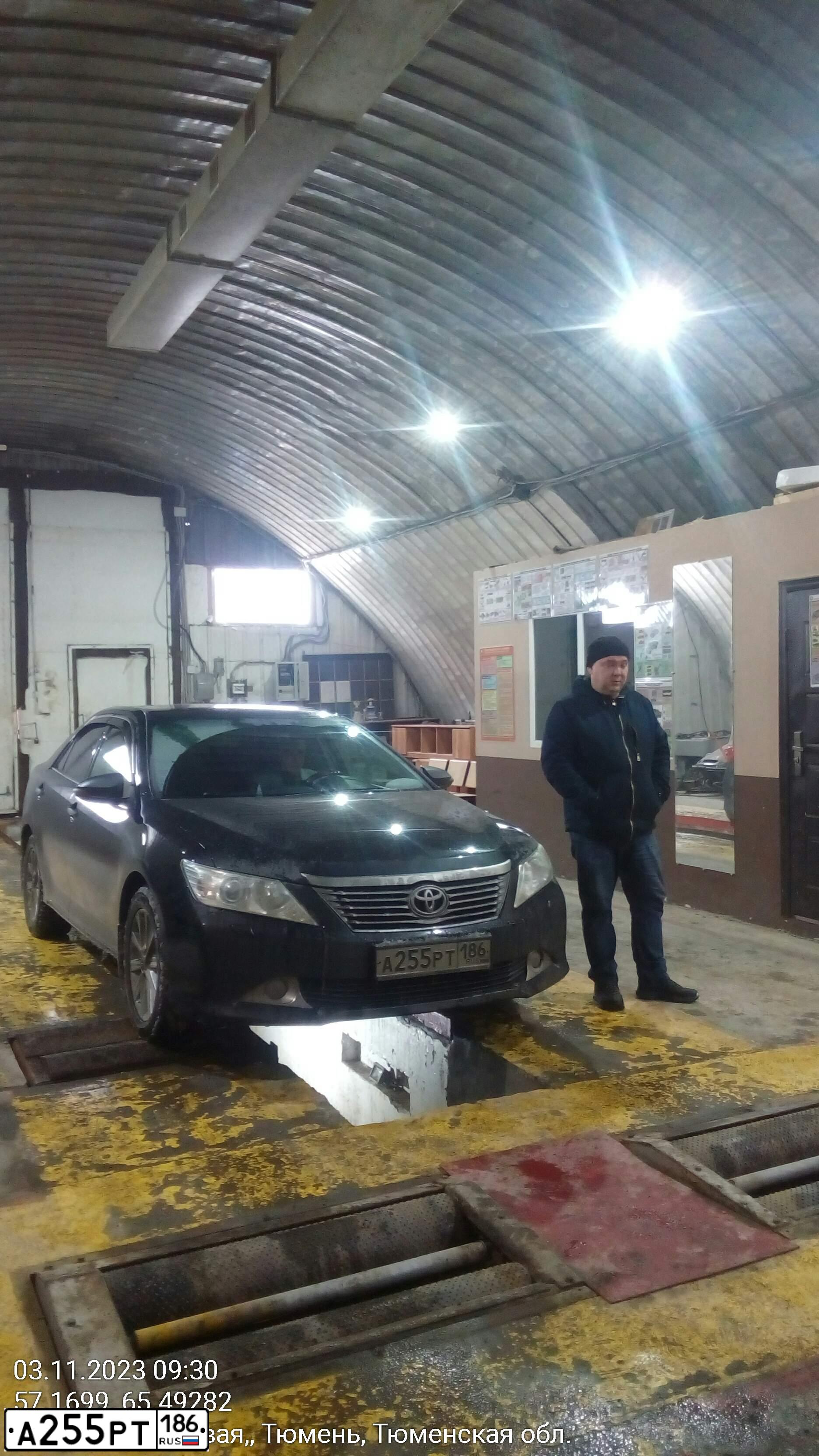 Фото автомобиля TOYOTA CAMRY, 2012 — госномер Н002НН86. Цвет: ЧЕРНЫЙ