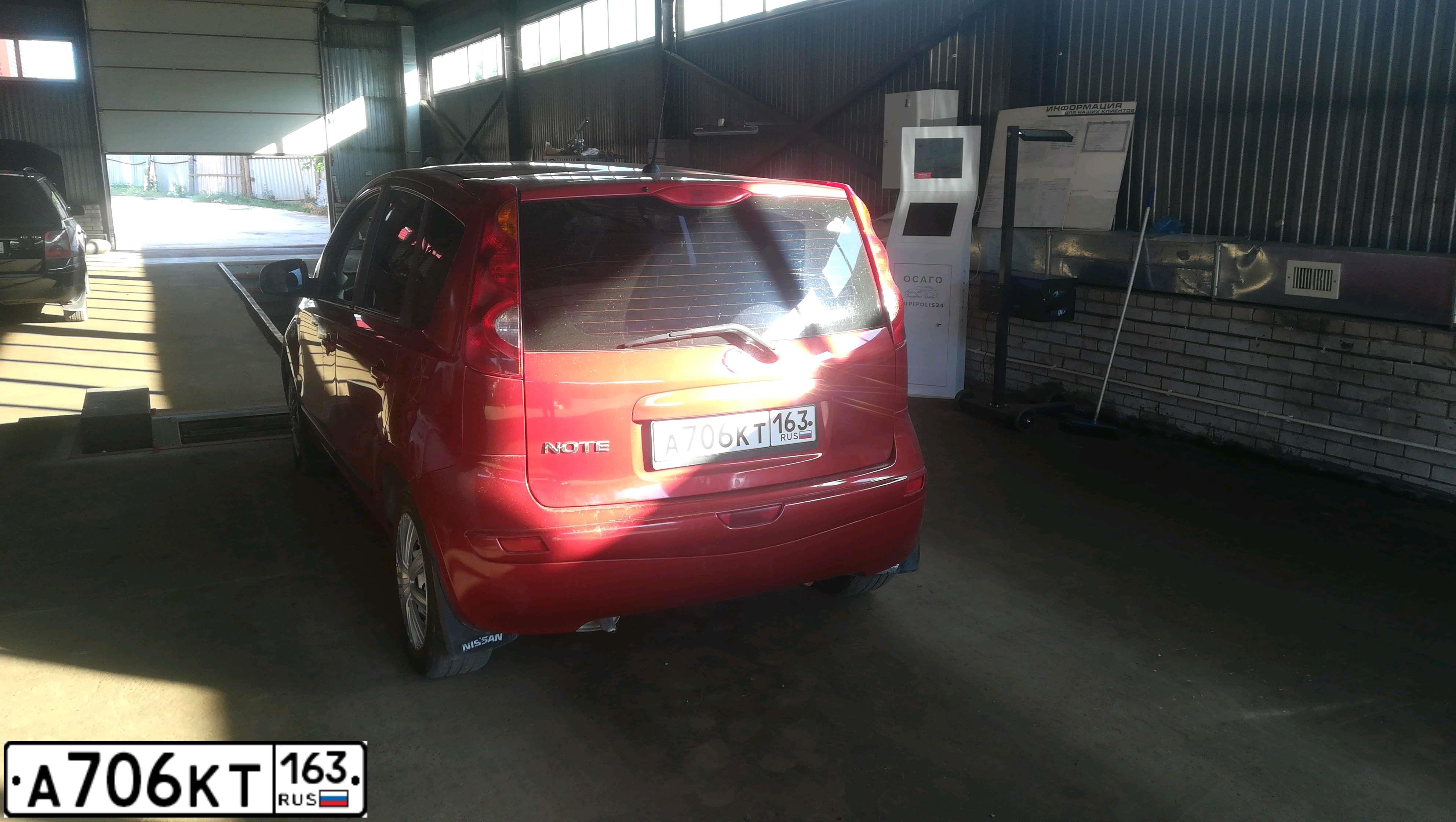 Фото автомобиля NISSAN NOTE, 2008 — госномер Р803ЕТ18. Цвет: ВИШНЕВЫЙ