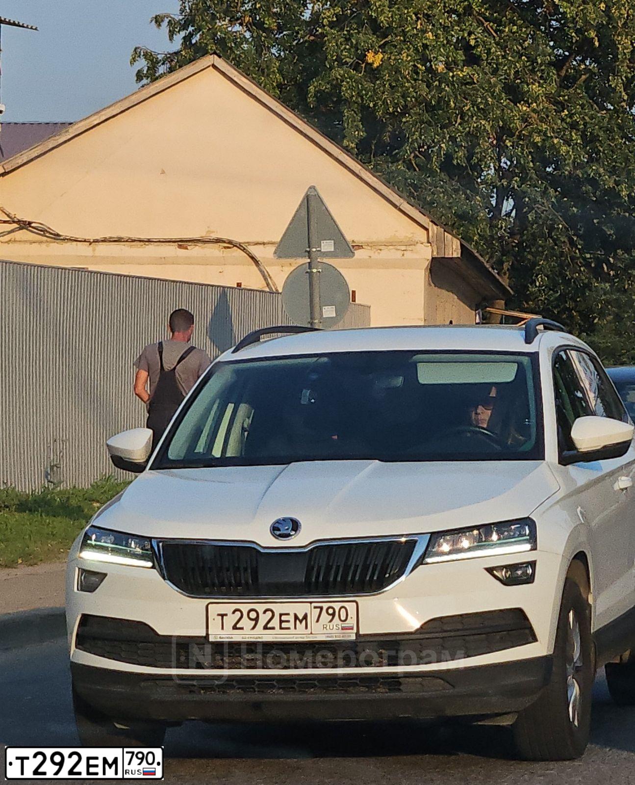 Фото автомобиля SKODA KAROQ, 2020 — госномер О684СС123. Цвет: Белый