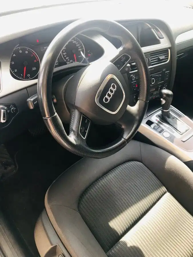 Фото автомобиля AUDI A4, 2008 — госномер Н090КН977. Цвет: Белый