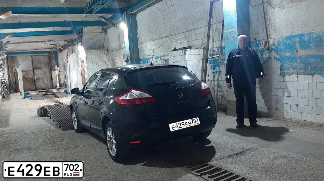 Фото автомобиля RENAULT MEGANE, 2015 — госномер Т417ХТ196. Цвет: ТЕМНО-КОРИЧНЕВЫЙ