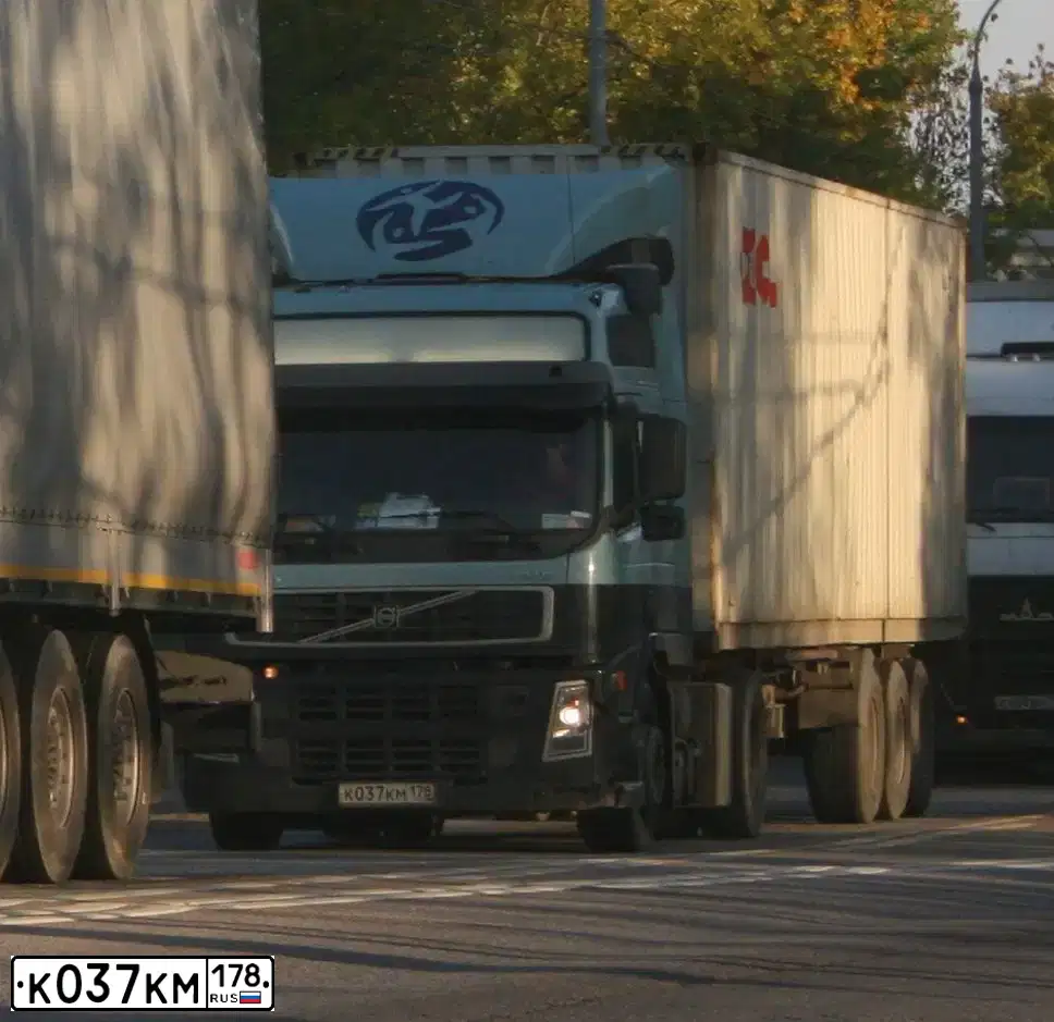 Фото автомобиля VOLVO SERIE FM /4X2/, 2011 — госномер К879РС35. Цвет: СИНИЙ