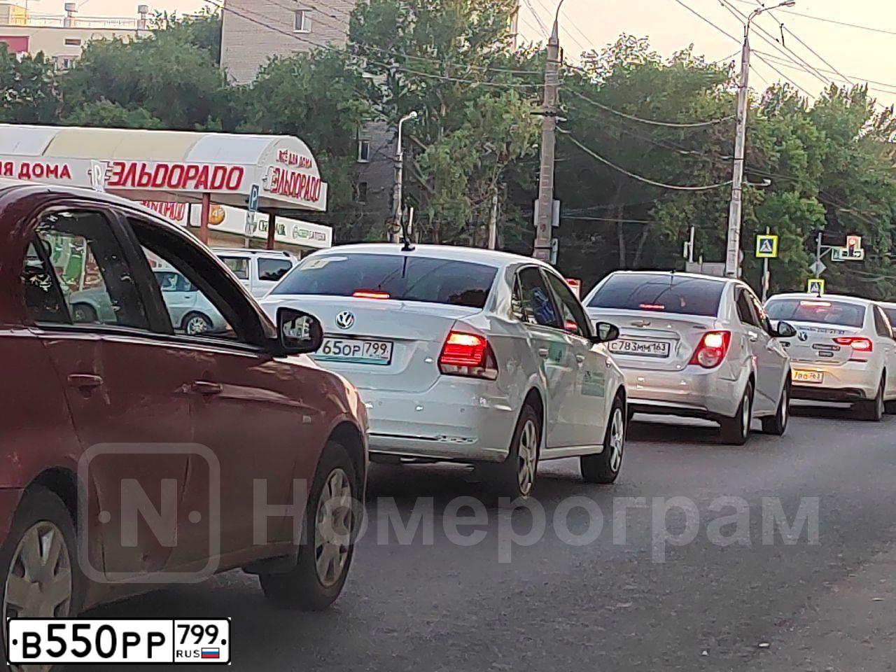 Фото автомобиля TOYOTA LANDCRUISER 200, 2014 — госномер В550РР799. Цвет: ЧЕРНЫЙ