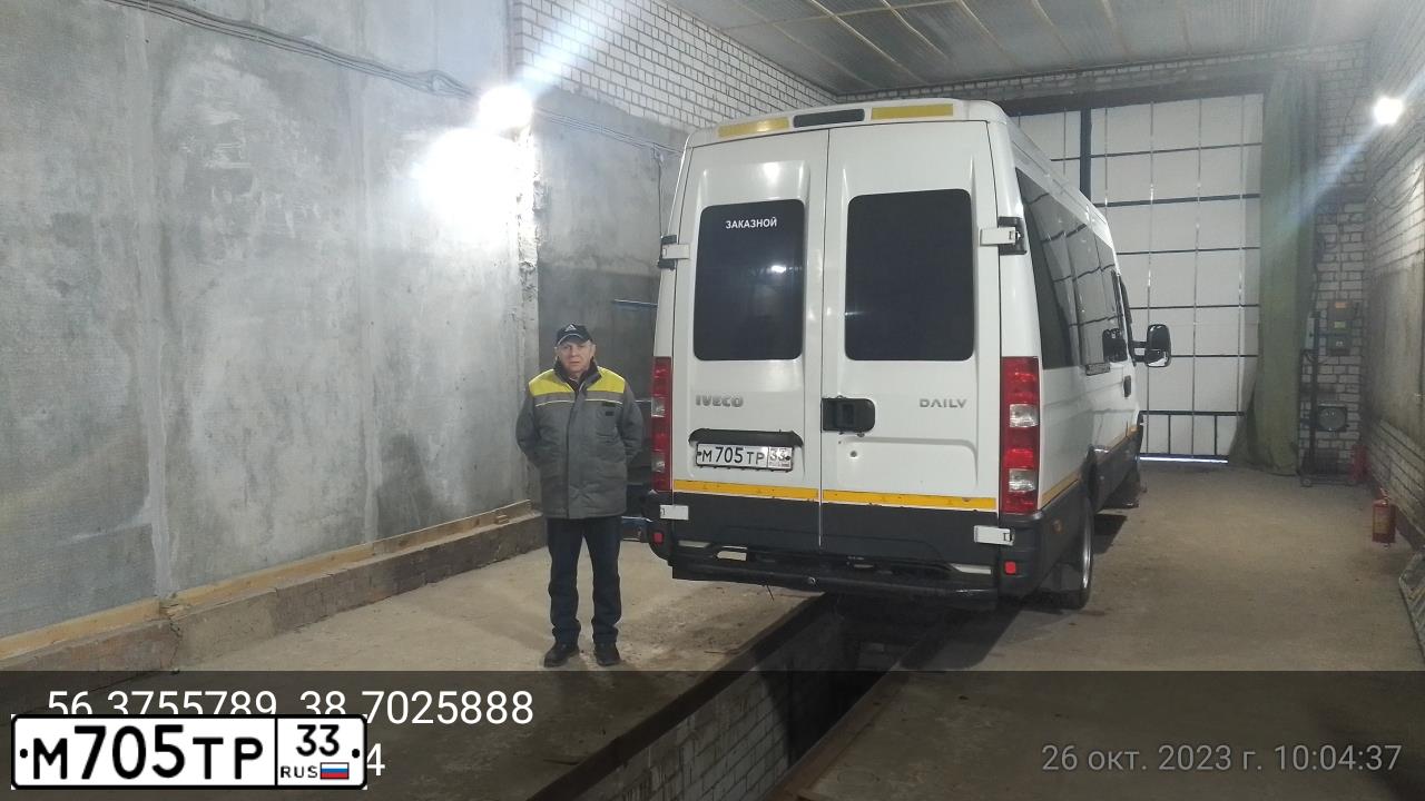 Фото автомобиля IVECO DAILY, 2012 — госномер М705ТР33. Цвет: Белый