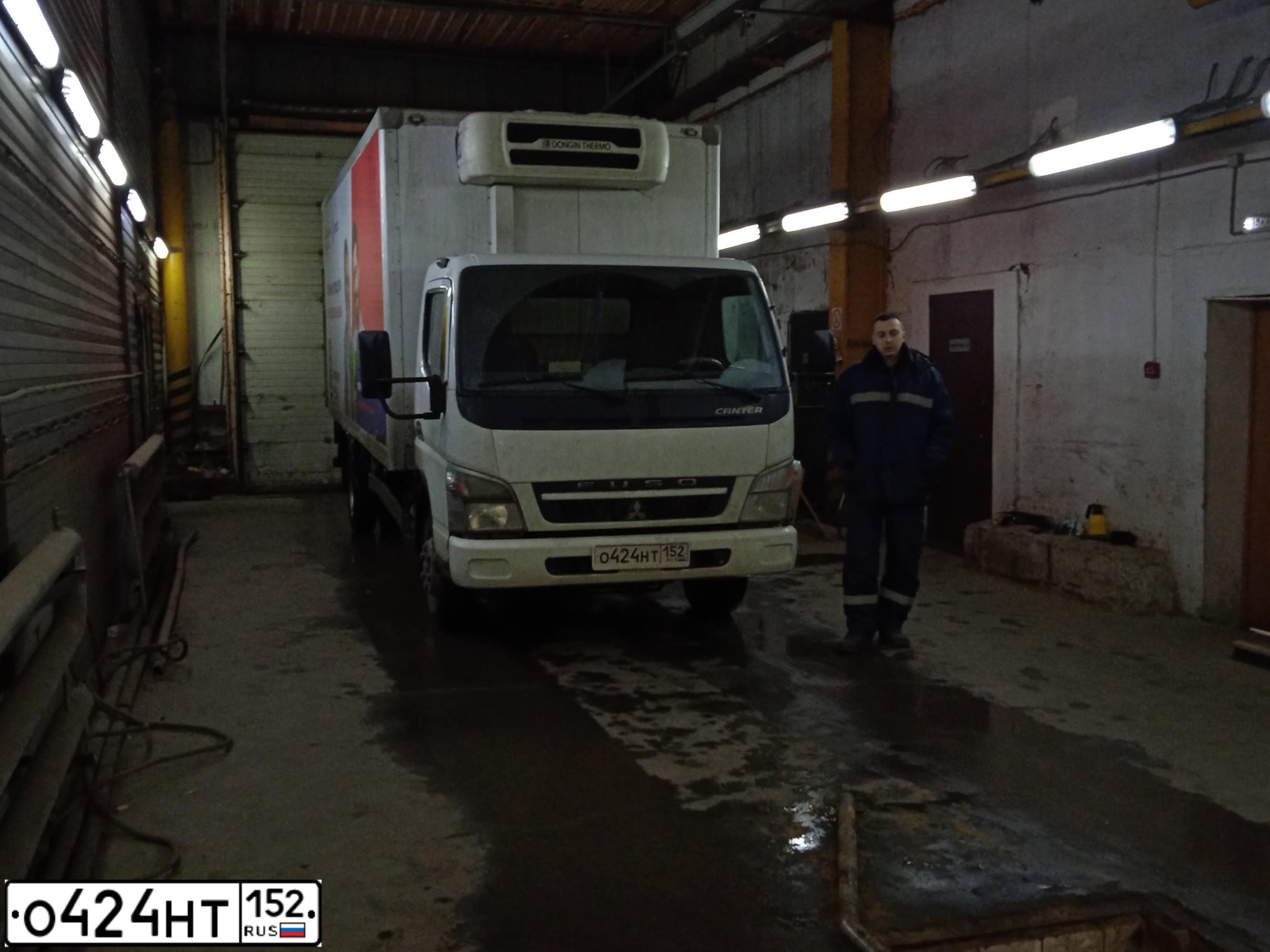 Фото автомобиля FUSO CANTER, 2017 — госномер О424НТ152. Цвет: БЕЛЫЙ
