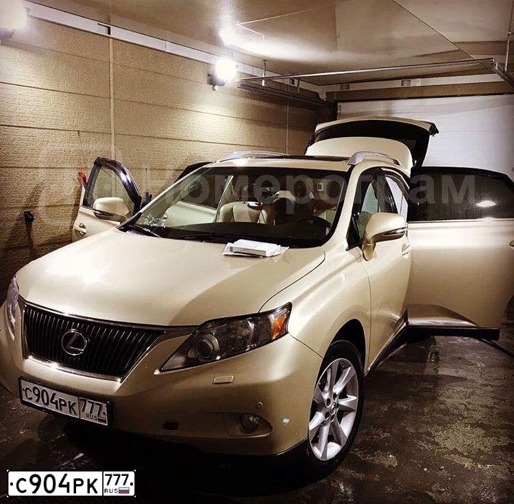 Фото автомобиля LEXUS RX, 2009 — госномер У004АВ49. Цвет: БЕЖЕВЫЙ