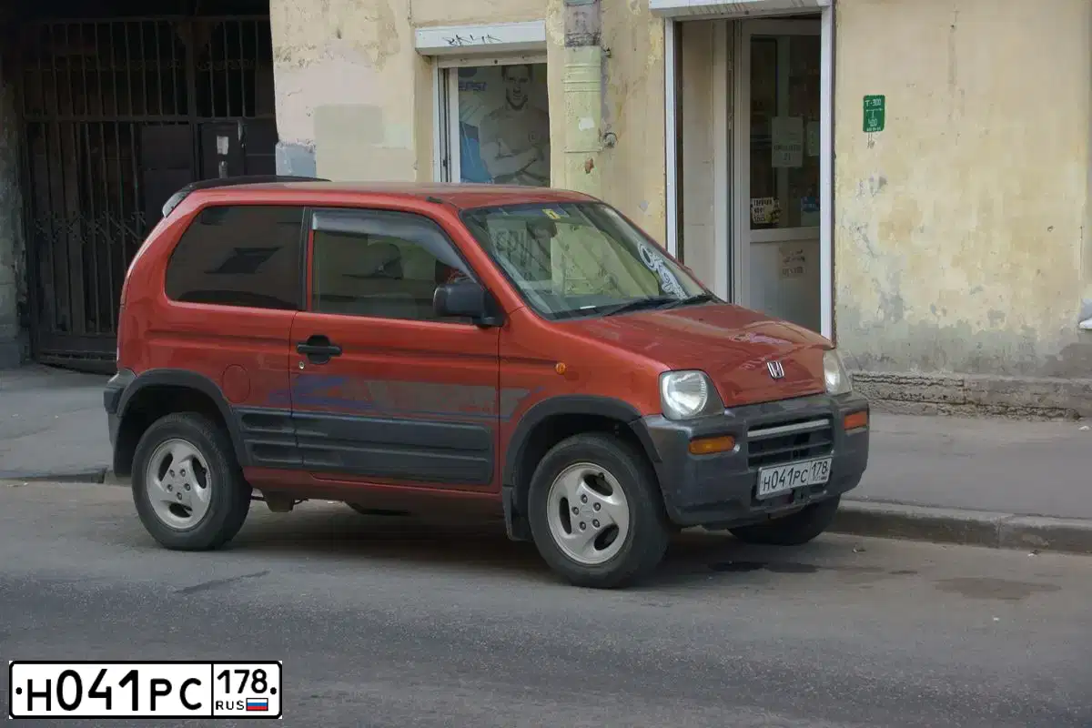 Фото автомобиля RENAULT LOGAN, 2013 — госномер С987УВ198. Цвет: БЕЖЕВЫЙ