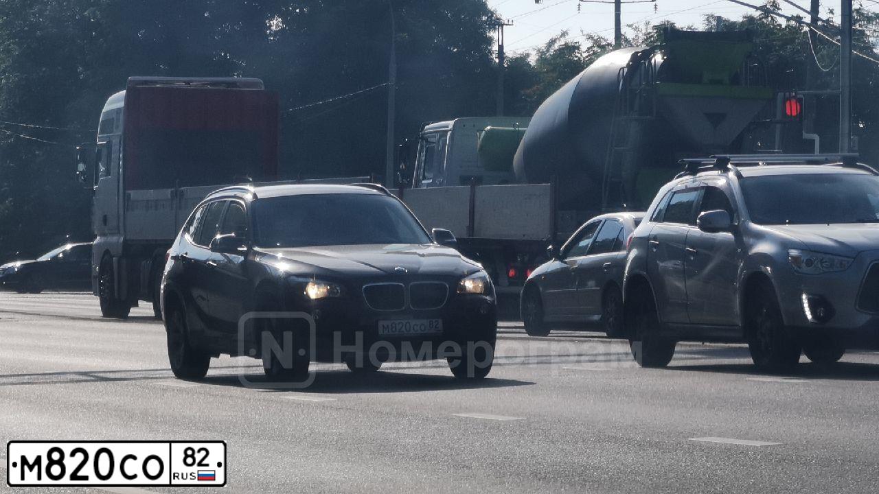 Фото автомобиля BMW X1, 2013 — госномер М820СО82. Цвет: Коричневый