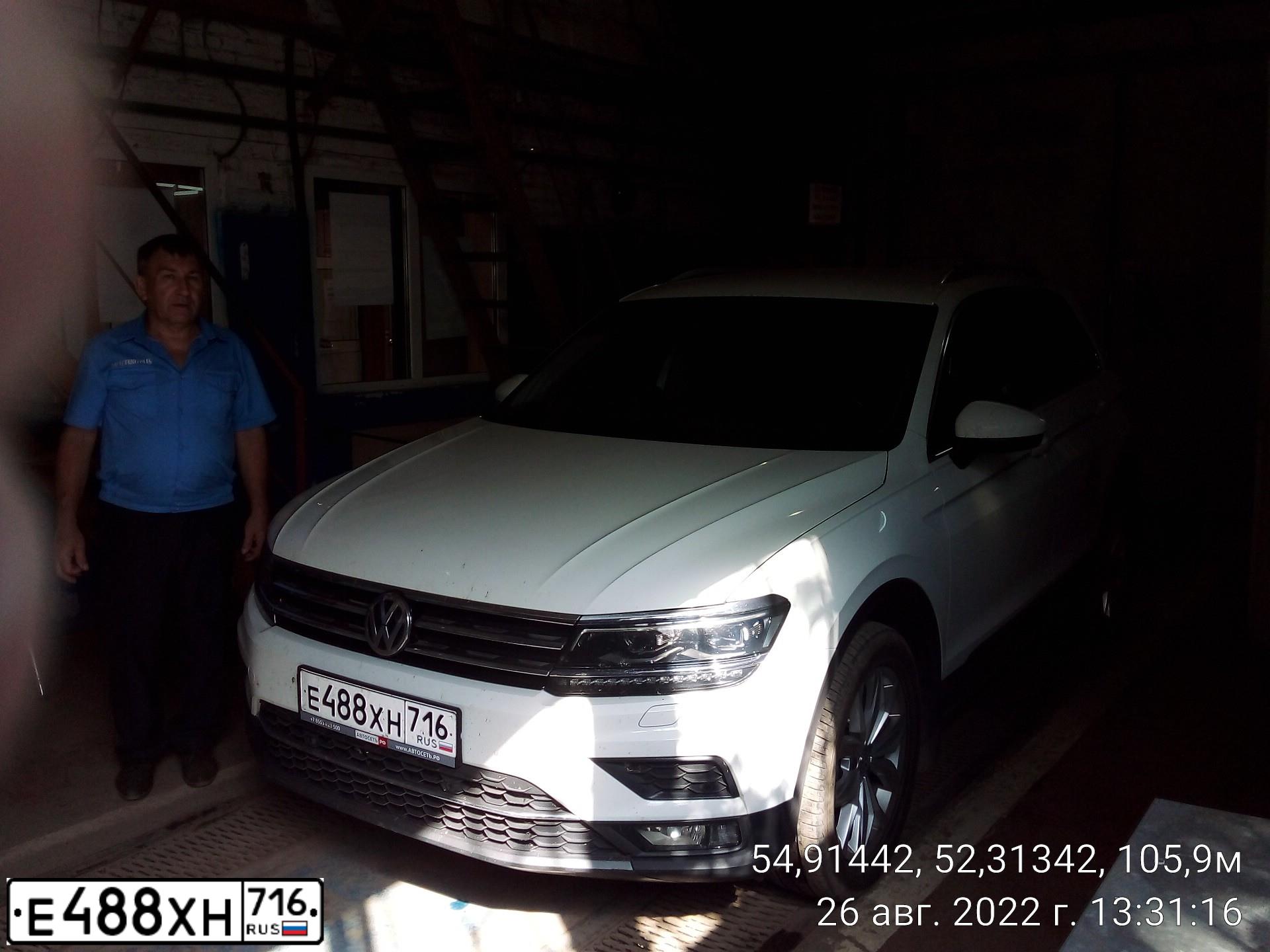 Фото автомобиля VOLKSWAGEN TIGUAN, 2018 — госномер В784АН716. Цвет: Белый