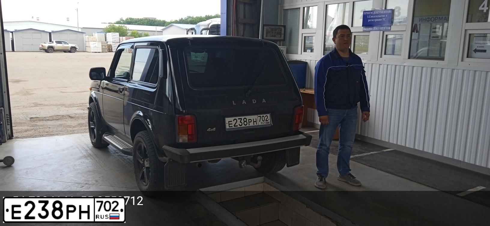 Фото автомобиля LADA 2121 NIVA, 2018 — госномер Е238РН702. Цвет: ЧЕРНЫЙ