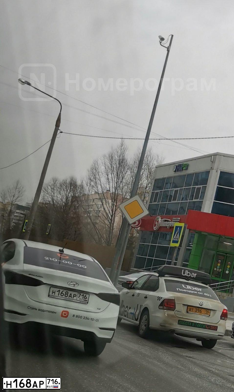 Фото автомобиля HYUNDAI SOLARIS, 2020 — госномер Н168АР716. Цвет: Белый