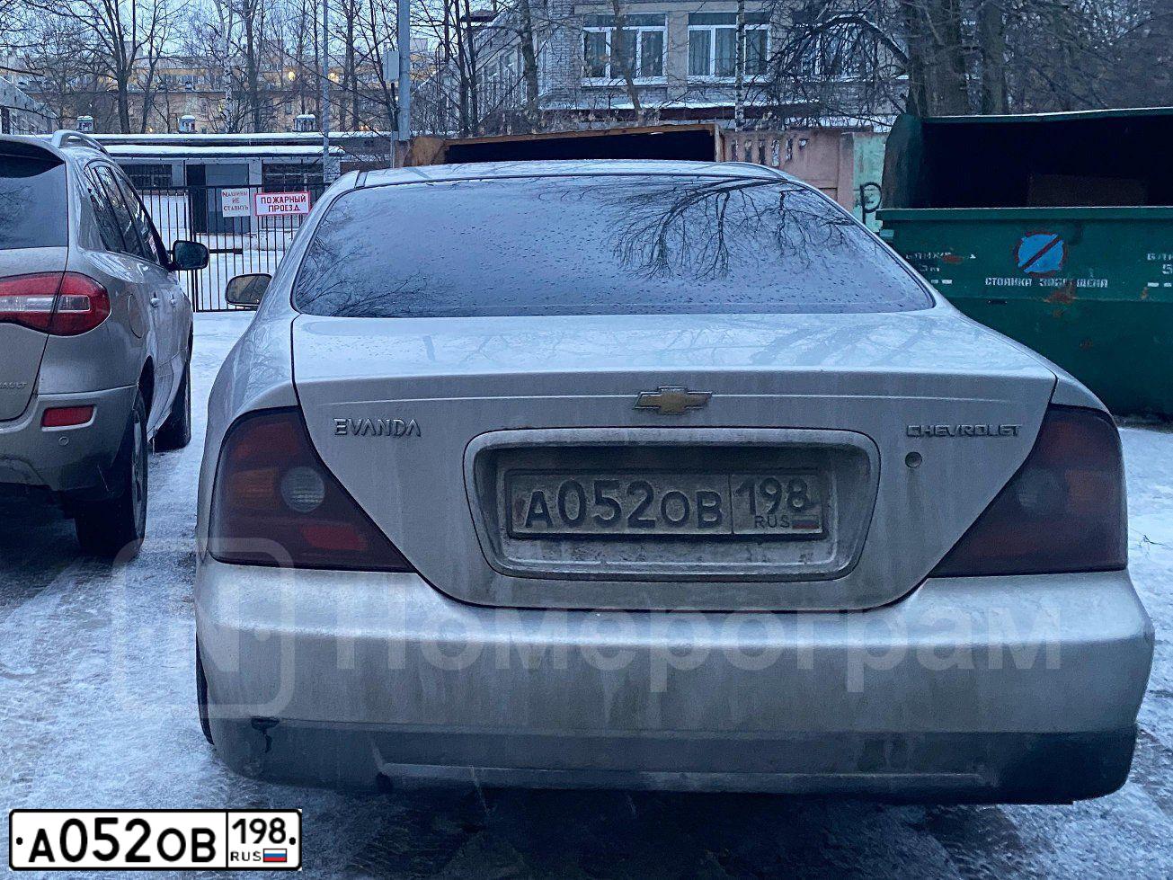Фото автомобиля CHEVROLET EVANDA, 2006 — госномер А052ОВ198. Цвет: Серебристый