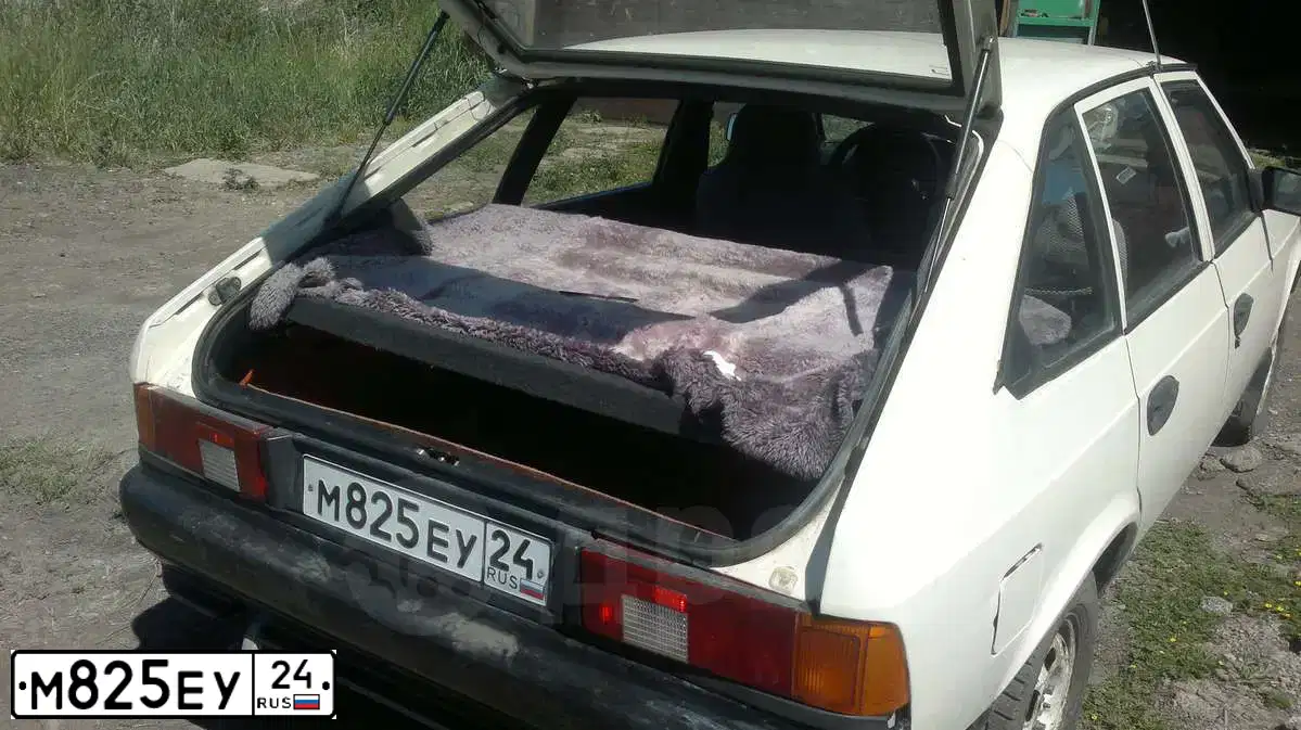 Фото автомобиля AZLK MOSKWITSCH 2141, 1999 — госномер М825ЕУ24. Цвет: КРЕМОВО-БЕЛЫЙ