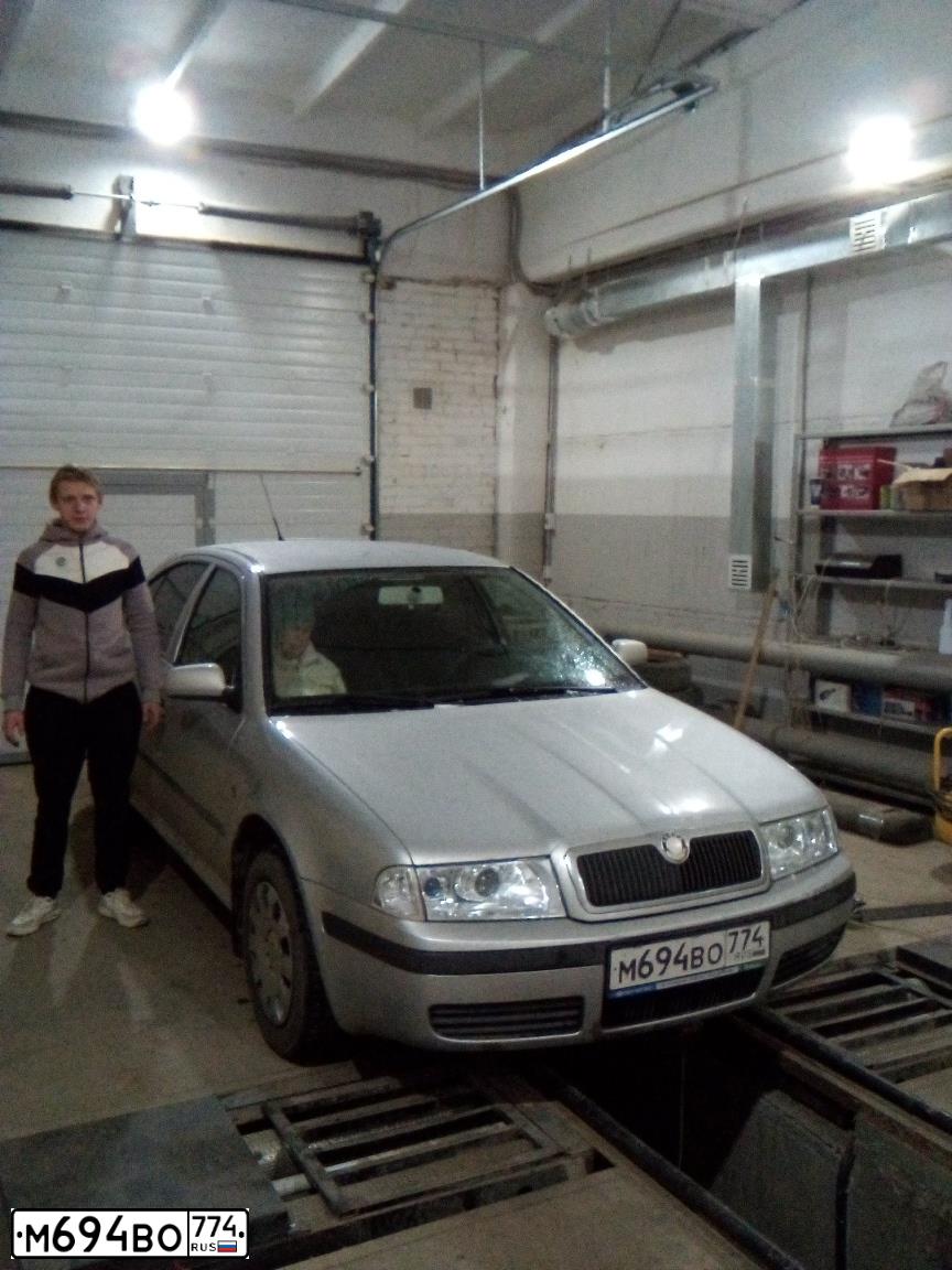 Фото автомобиля SKODA OCTAVIA, 2008 — госномер У004ВК174. Цвет: Серебристый