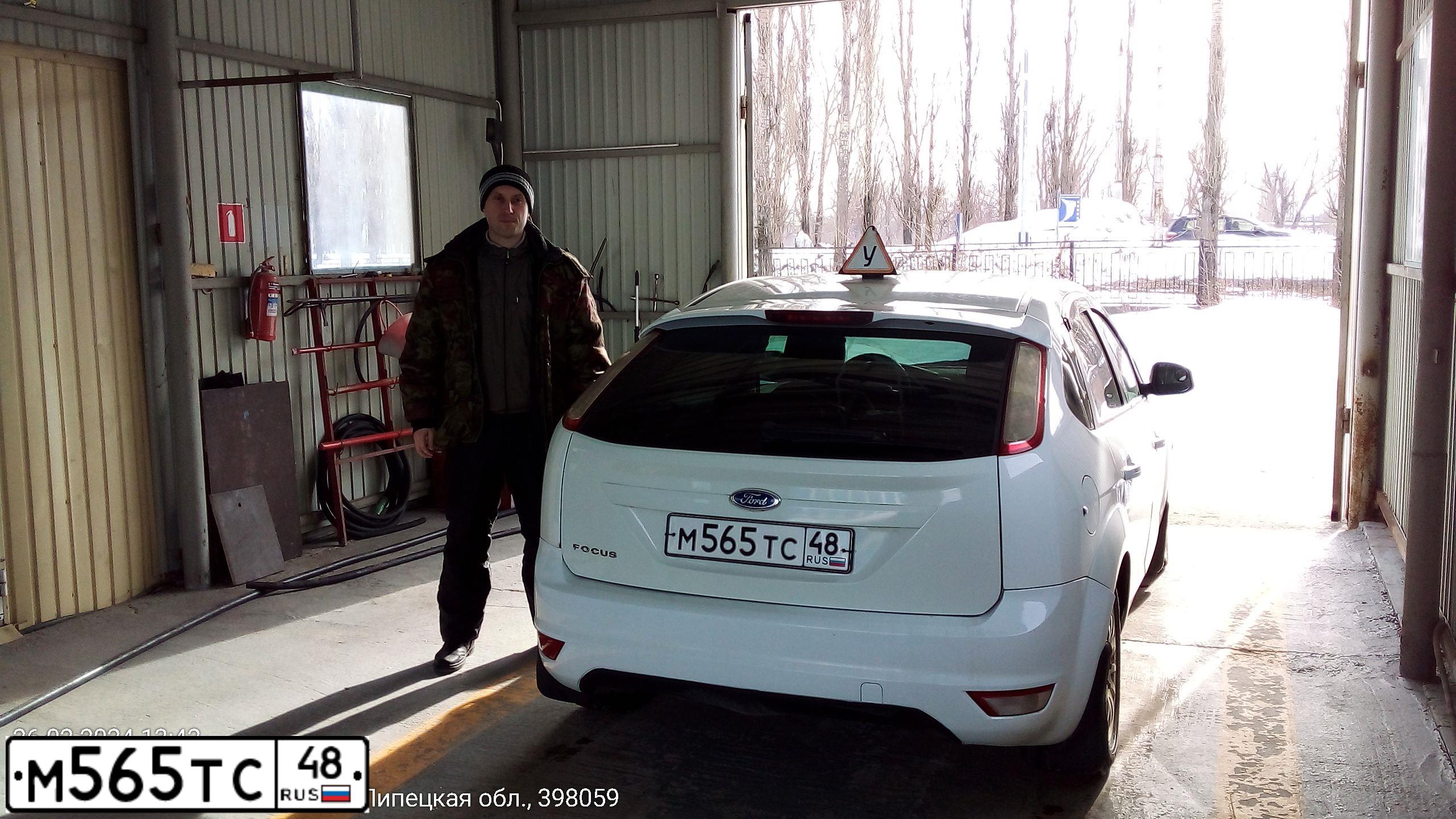 Фото автомобиля RENAULT LOGAN, 2015 — госномер М565ТС48. Цвет: БЕЖЕВЫЙ