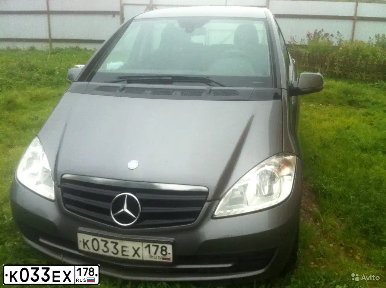 Фото автомобиля MERCEDES A-KLASSE, 2011 — госномер К033ЕХ178. Цвет: СЕРЫЙ