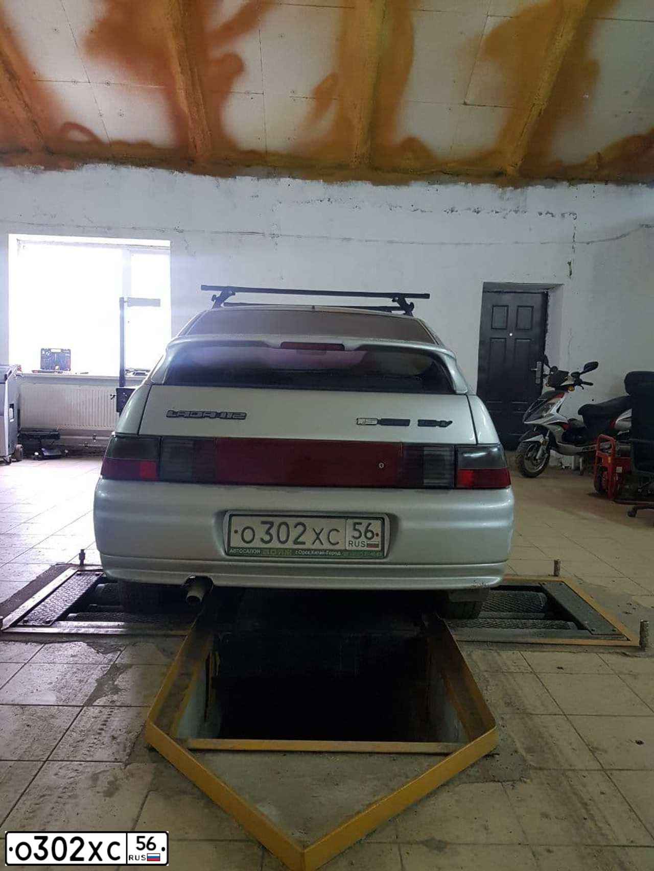 Фото автомобиля LADA 2112, 2004 — госномер О302ХС56. Цвет: Светло-серебристый металик