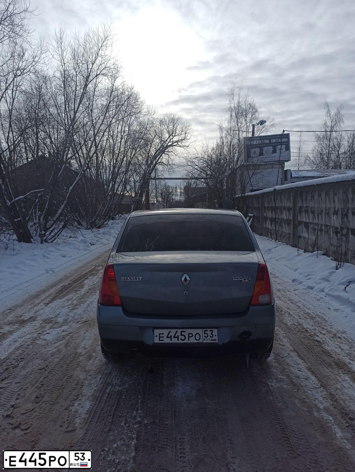 Фото автомобиля RENAULT LOGAN, 2006 — госномер Е445РО53. Цвет: СЕРЫЙ