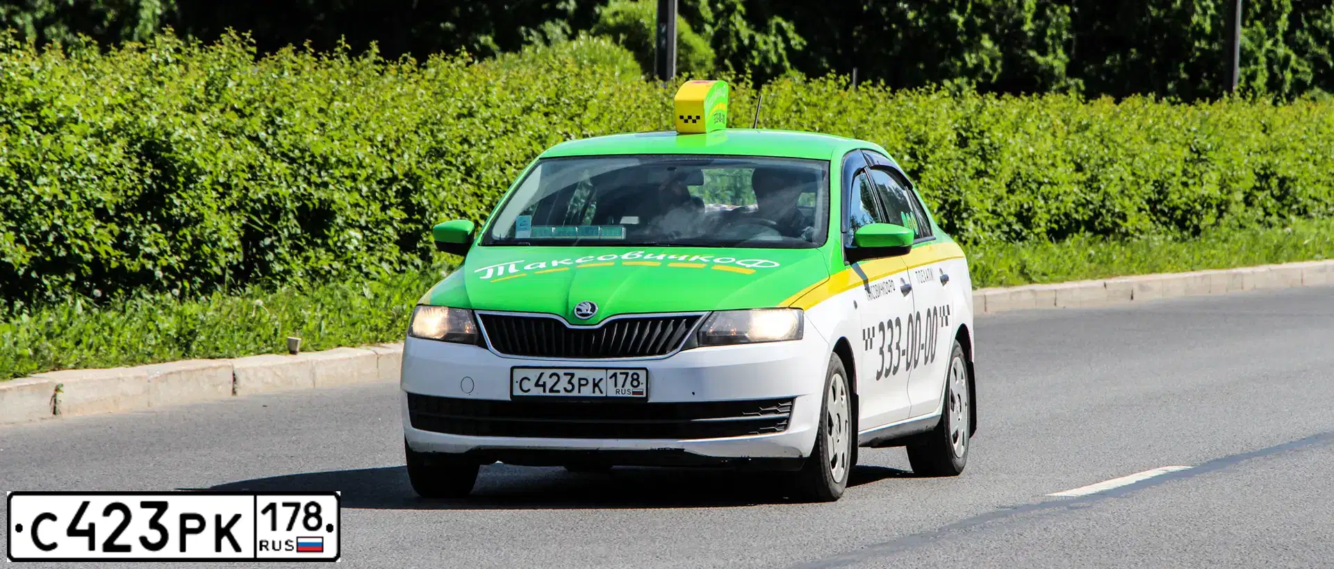 Фото автомобиля SKODA RAPID, 2015 — госномер С423РК178. Цвет: ЧЕРНЫЙ