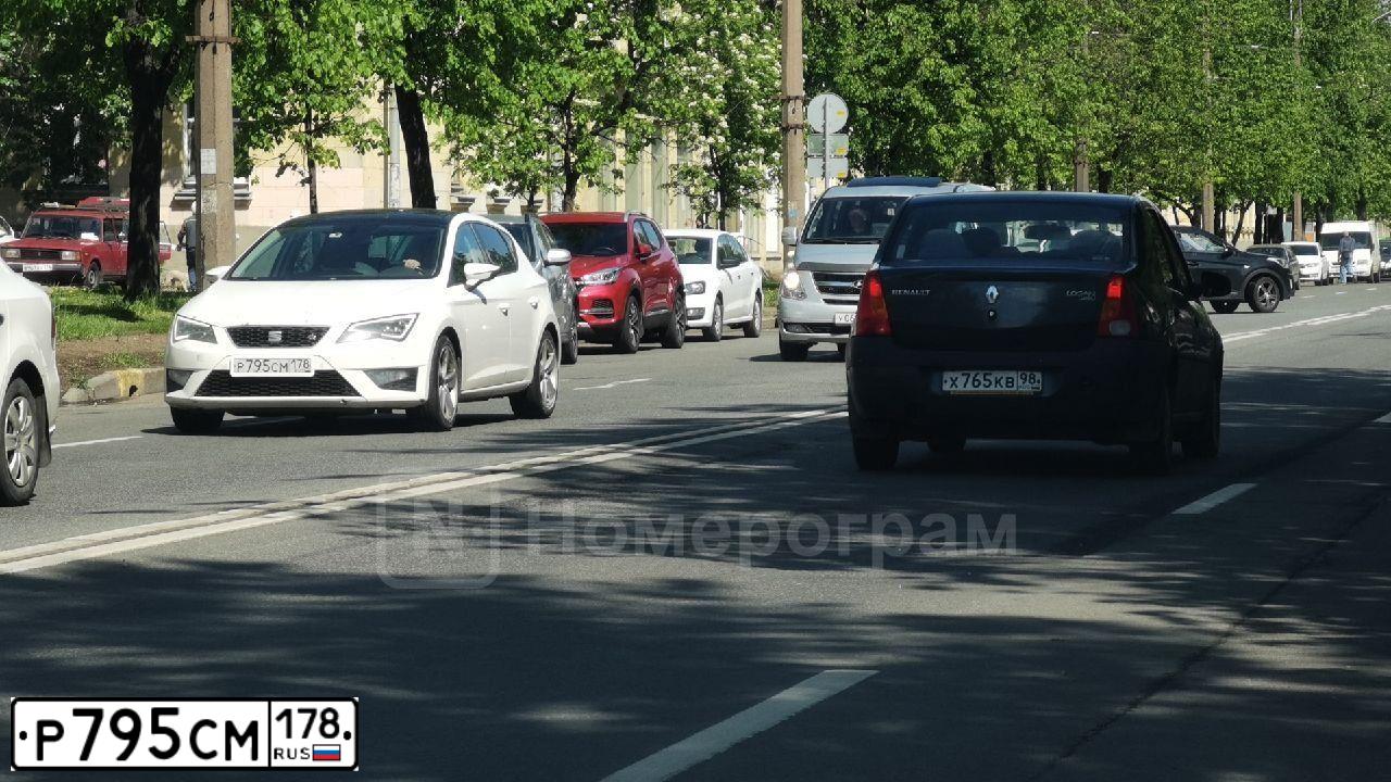 Фото автомобиля SEAT LEON, 2013 — госномер Р597ТТ790. Цвет: Белый