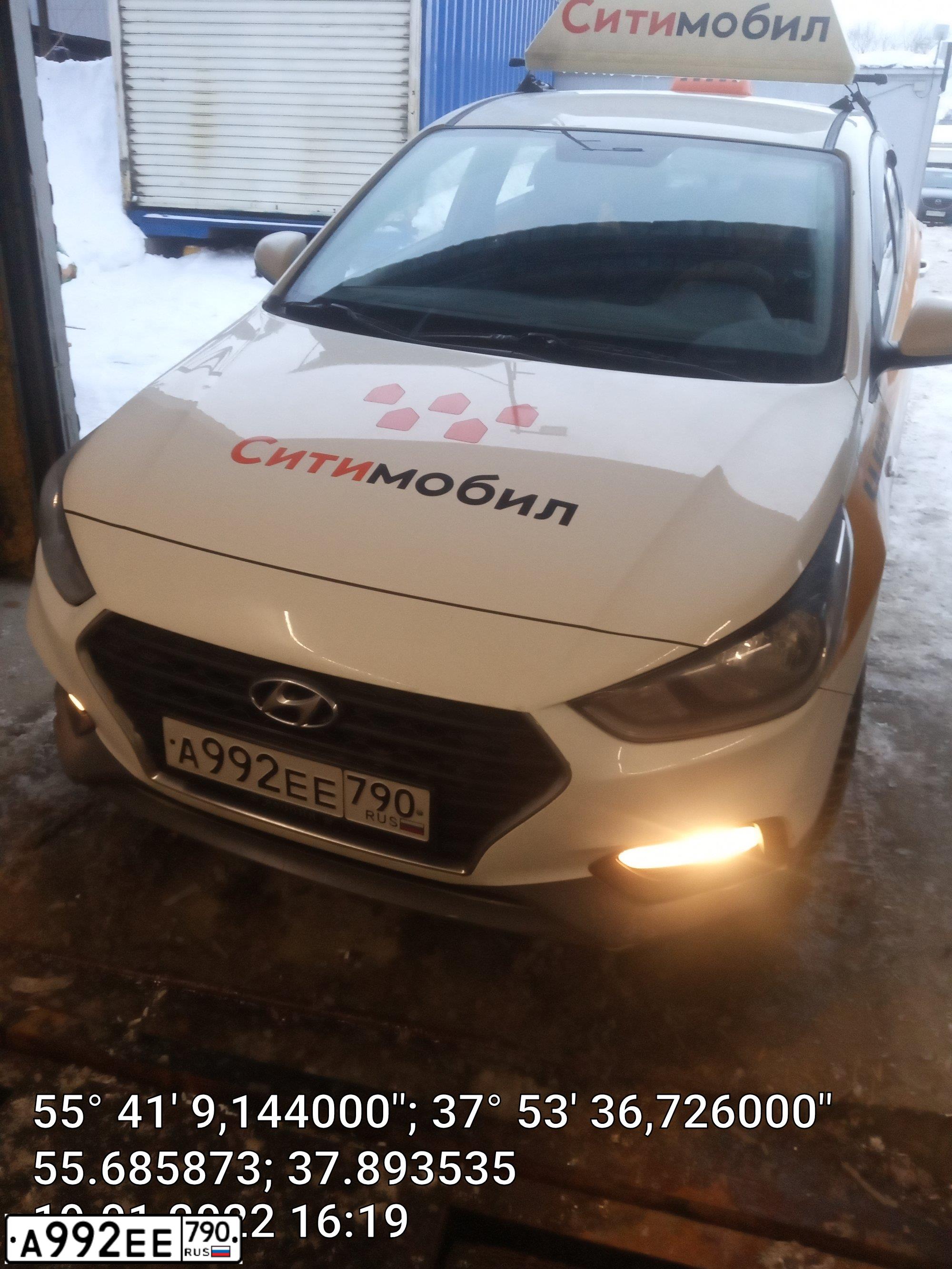 Фото автомобиля HYUNDAI SOLARIS, 2019 — госномер А992ЕЕ790. Цвет: БЕЛЫЙ-ЖЕЛТЫЙ-СЕРЫЙ