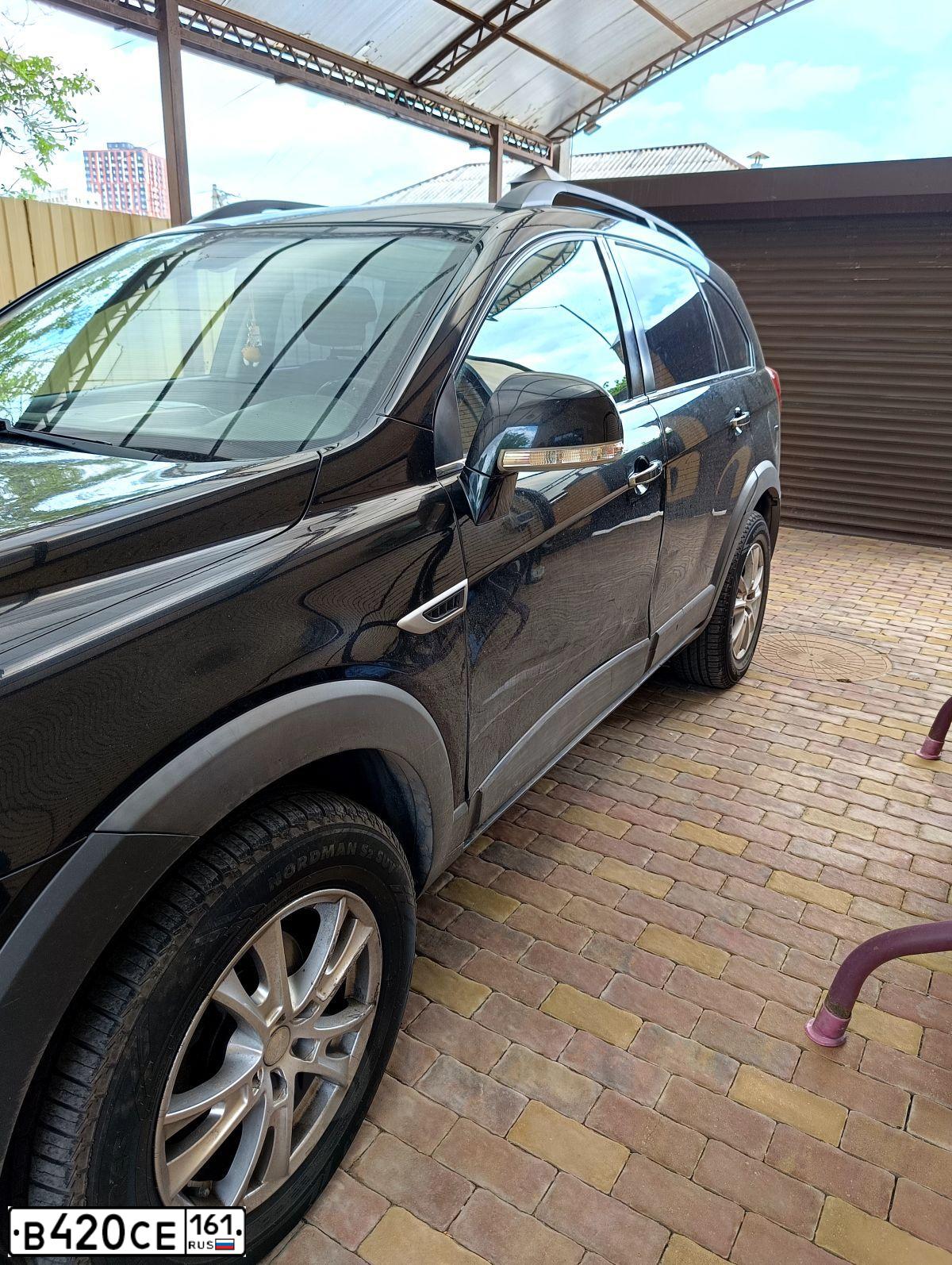 Фото автомобиля CHEVROLET CAPTIVA, 2014 — госномер В420СЕ161. Цвет: ЧЕРНЫЙ