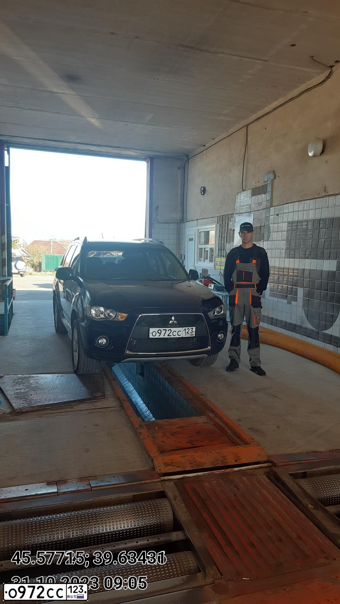 Фото автомобиля MITSUBISHI OUTLANDER, 2010 — госномер О972СС123. Цвет: синий