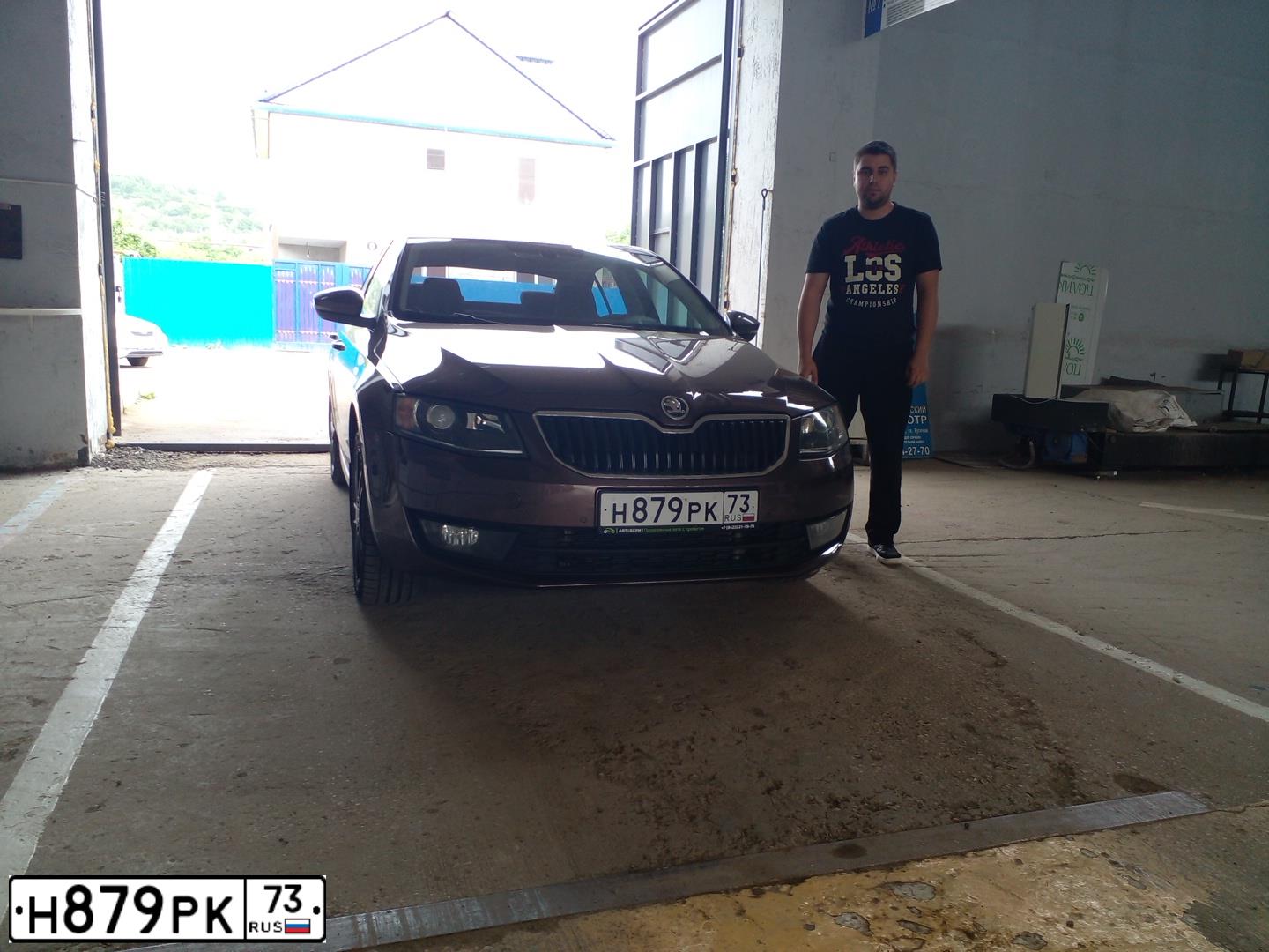 Фото автомобиля SKODA OCTAVIA, 2013 — госномер Е448НК164. Цвет: Коричневый