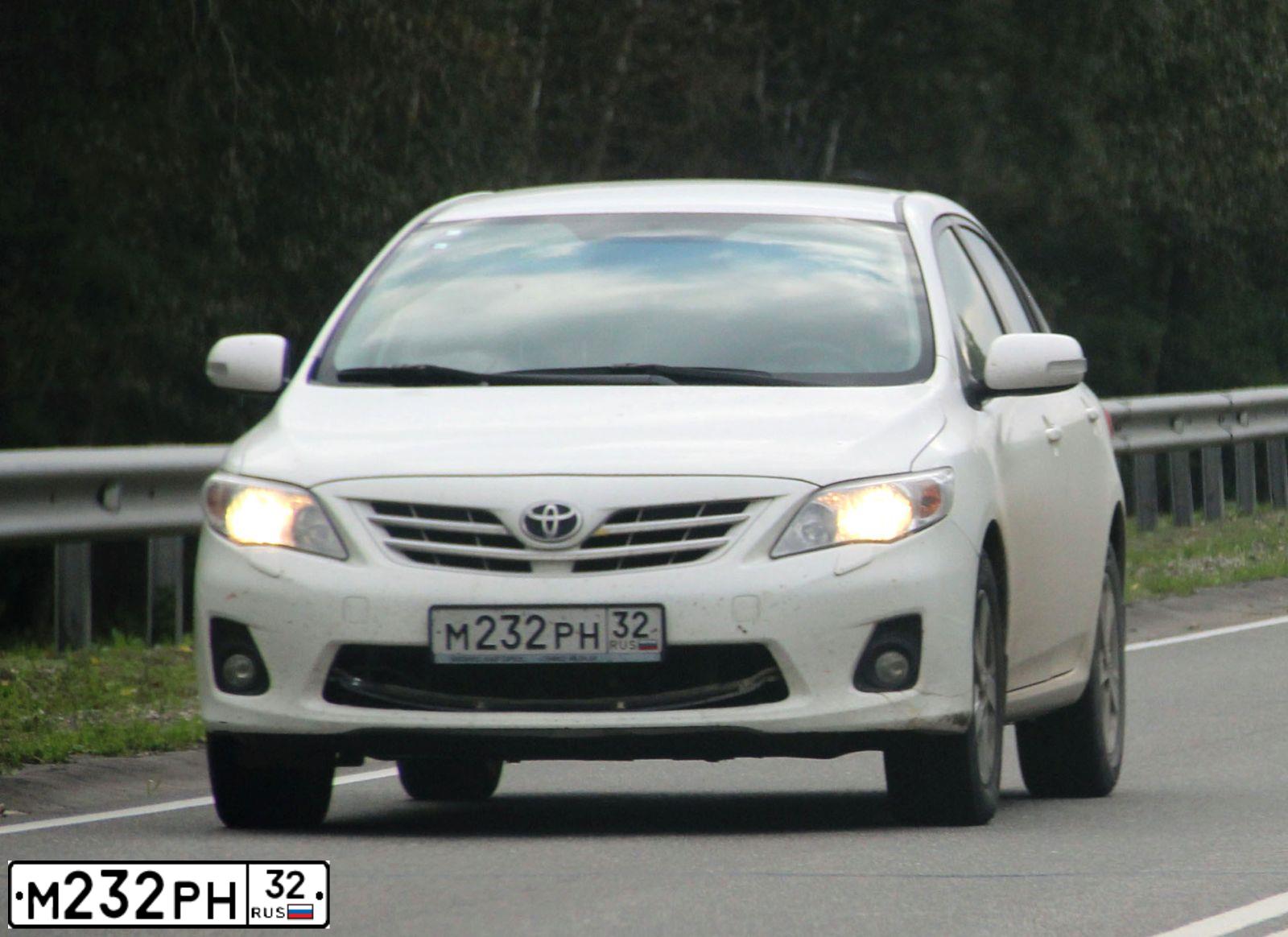 Фото автомобиля TOYOTA COROLLA, 2012 — госномер М232РН32. Цвет: Белый