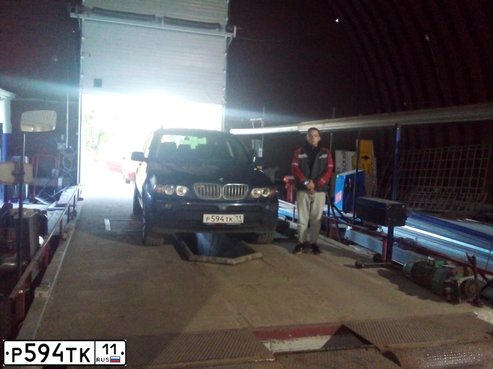 Фото автомобиля BMW X5, 2004 — госномер Р594ТК11. Цвет: Темно-синий