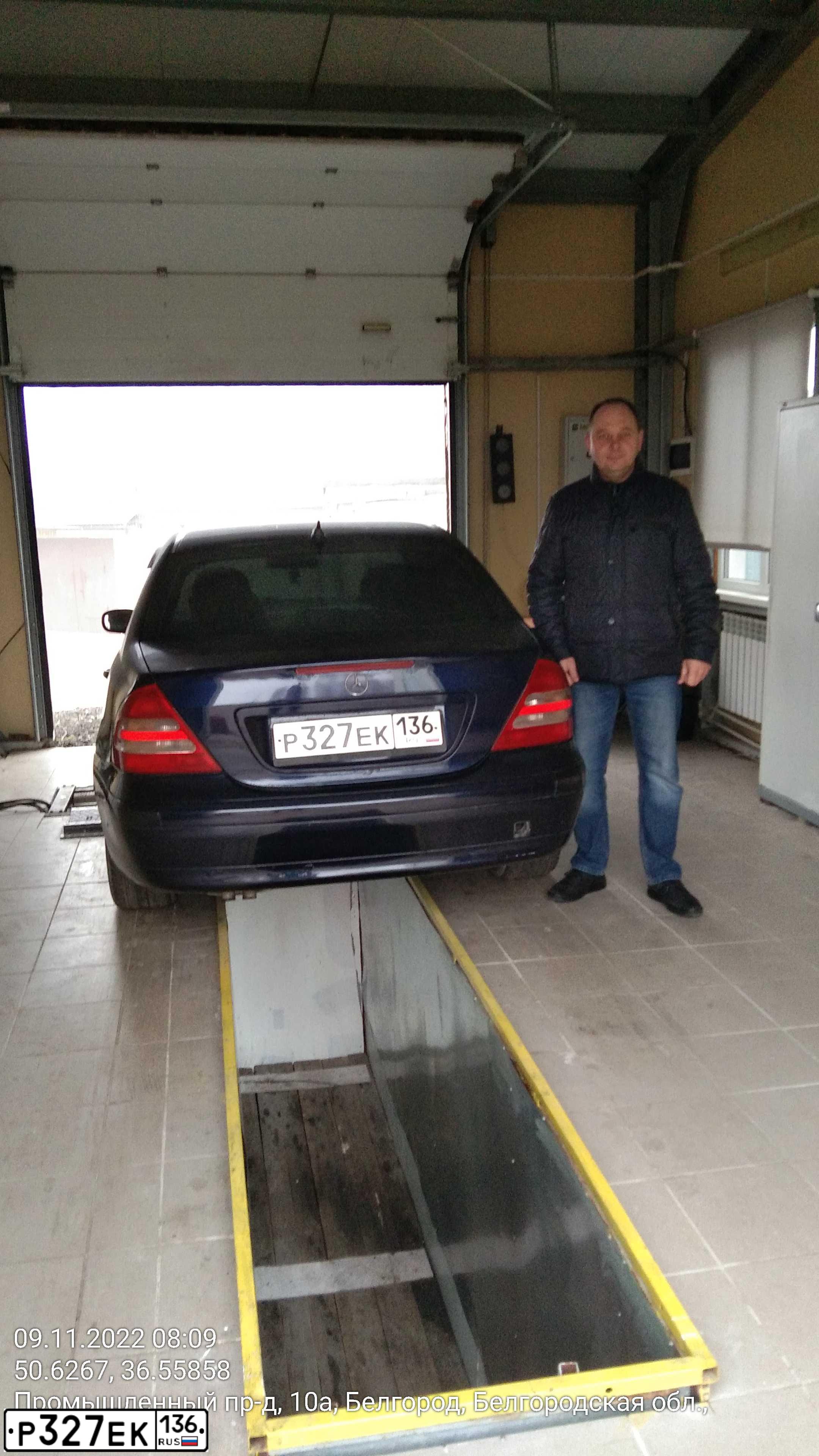 Фото автомобиля MERCEDES C-KLASSE, 2001 — госномер У032СК31. Цвет: Темно-синий