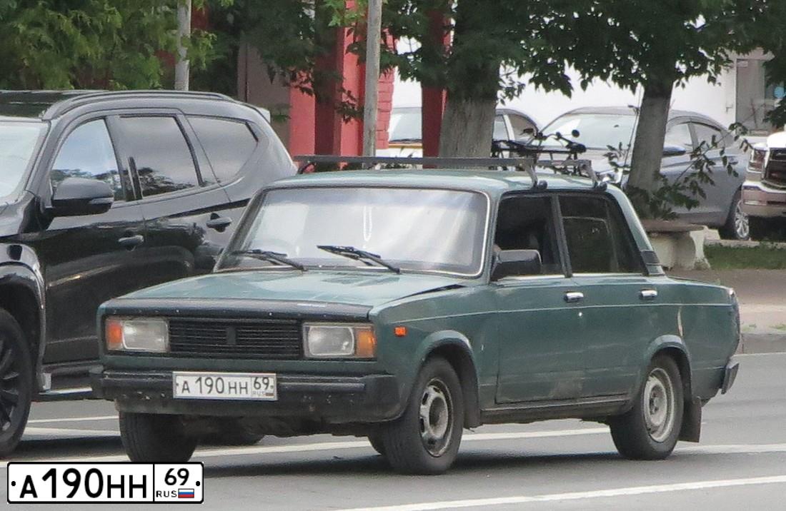 Фото автомобиля LADA 2105 LADA, 2004 — госномер А190НН69. Цвет: Темно-зеленый