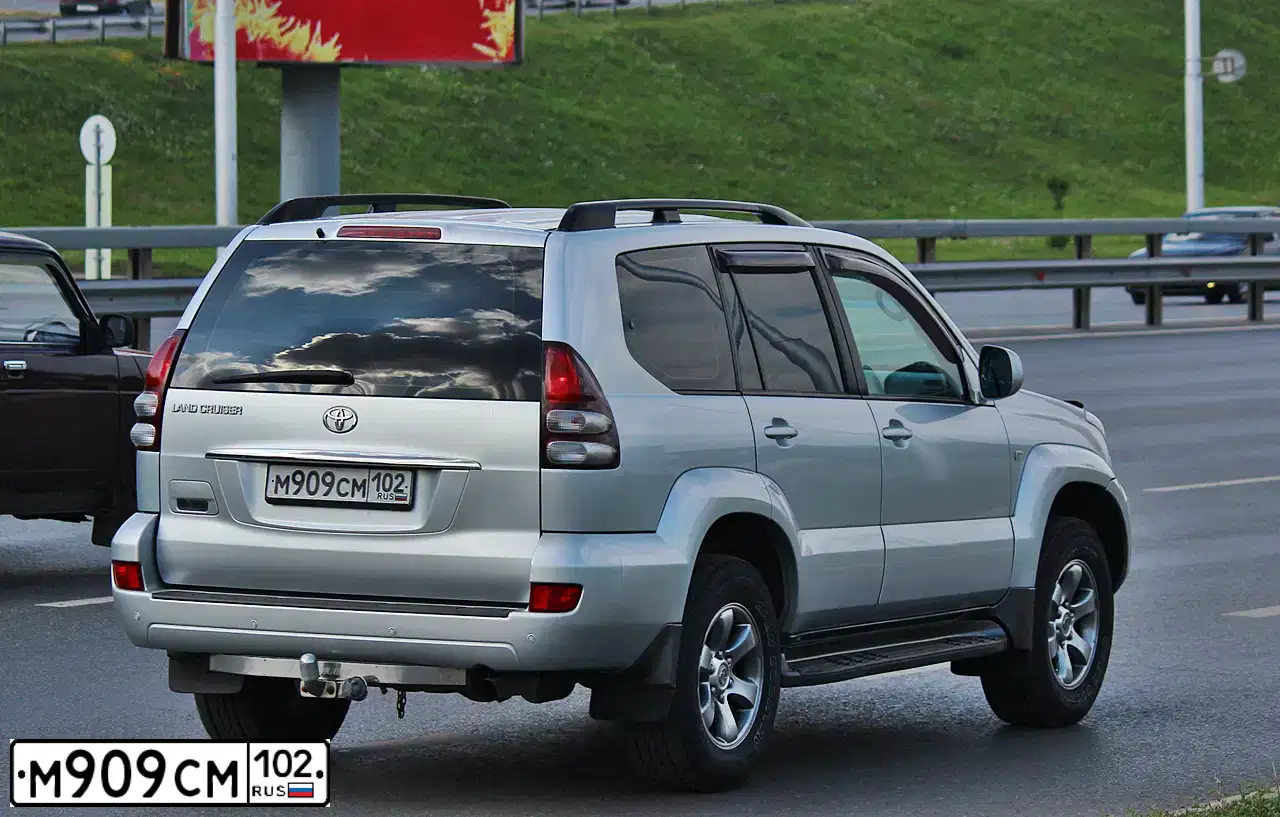 Фото автомобиля TOYOTA LANDCRUISER, 2008 — госномер М909СМ102. Цвет: СЕРЕБРИСТЫЙ
