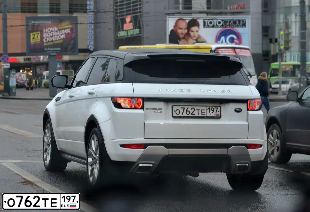 Фото автомобиля LANDROVER RANGE ROVER EVOQUE, 2012 — госномер О762ТЕ197. Цвет: БЕЛЫЙ ЯРКИЙ