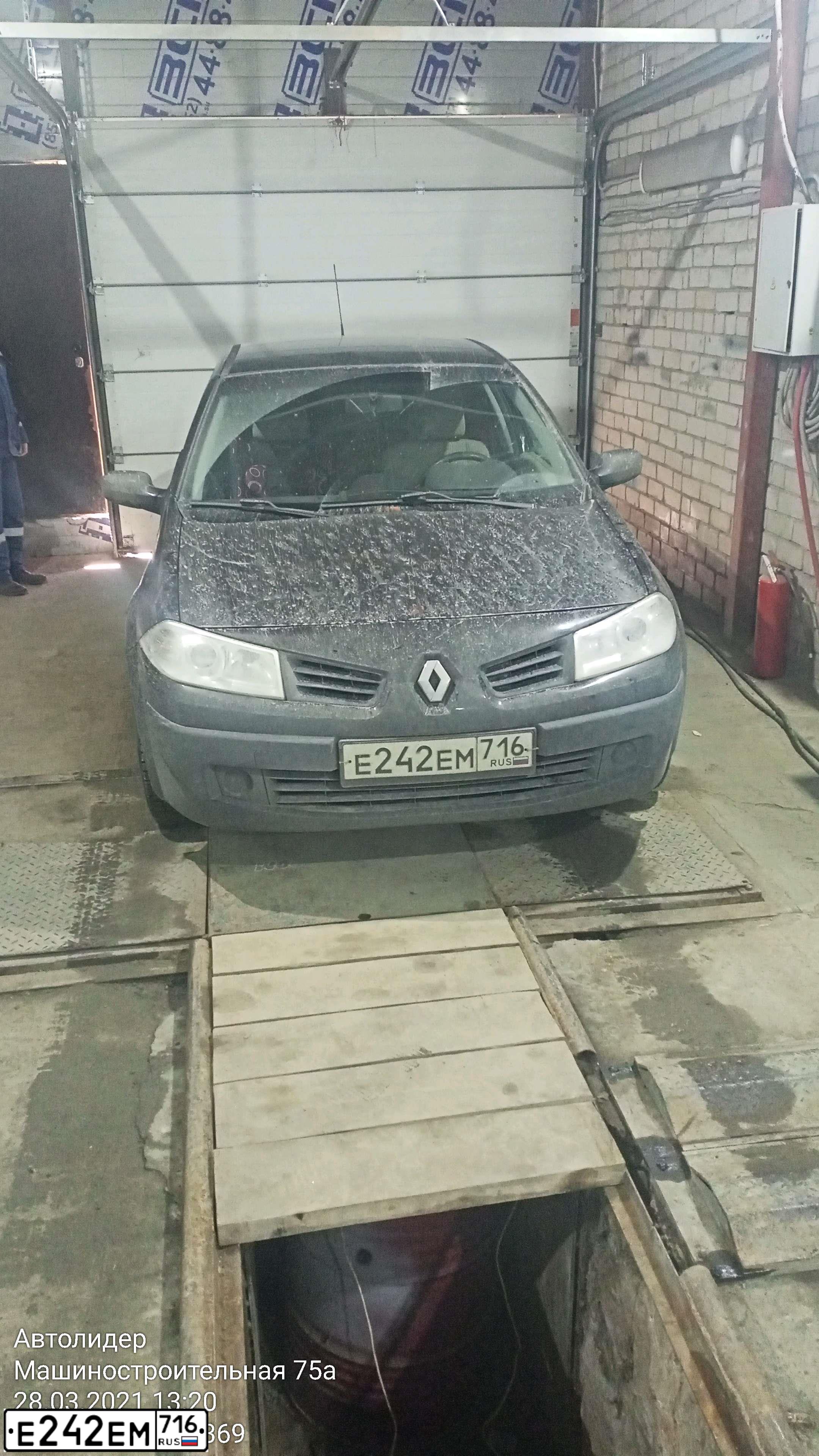 Фото автомобиля RENAULT MEGANE, 2008 — госномер Е242ЕМ716. Цвет: ЧЕРНЫЙ